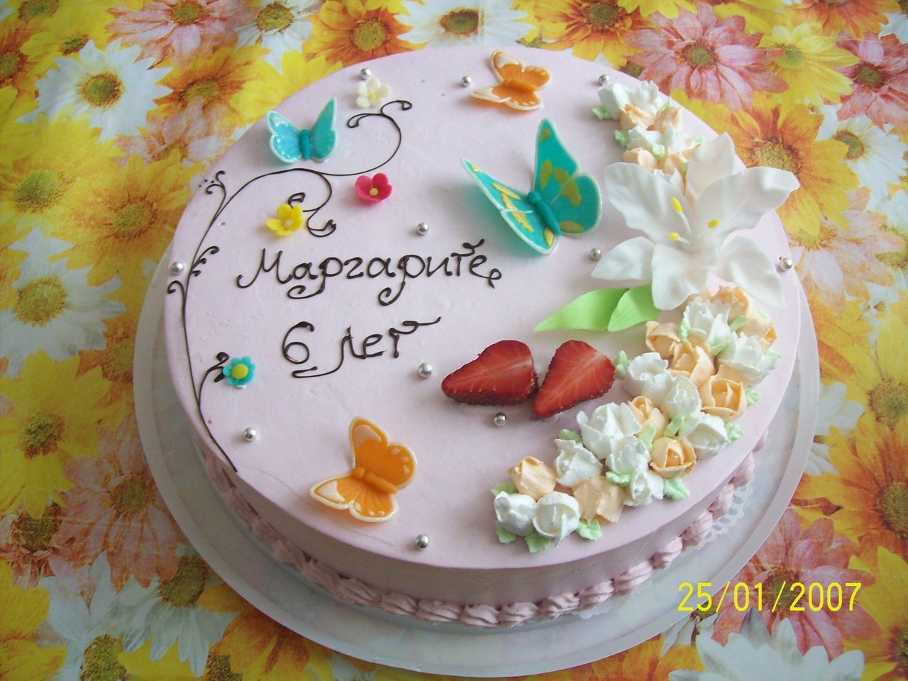 Надписи на торте на годик. Торт с бабочками для девочки. Надпись на детском торте. Надпись на торт девочке. Торт с бабочками и надписью с днем.