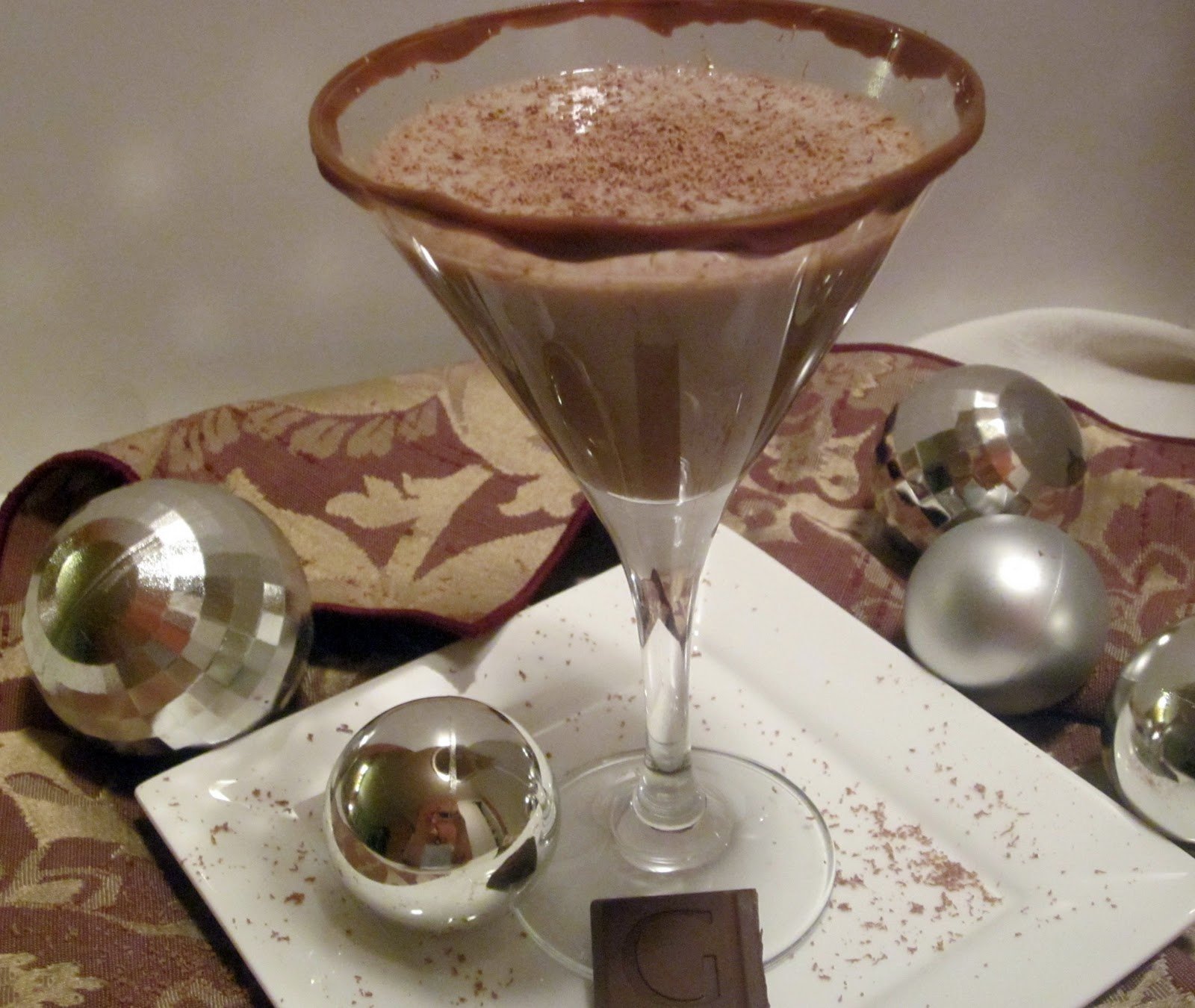 Коктейль с шоколадным ликером. Мартини ликер шоколадный. Коктейль шоколадный с ликером. Десерт из мартини. Шоколадный мартини коктейль.