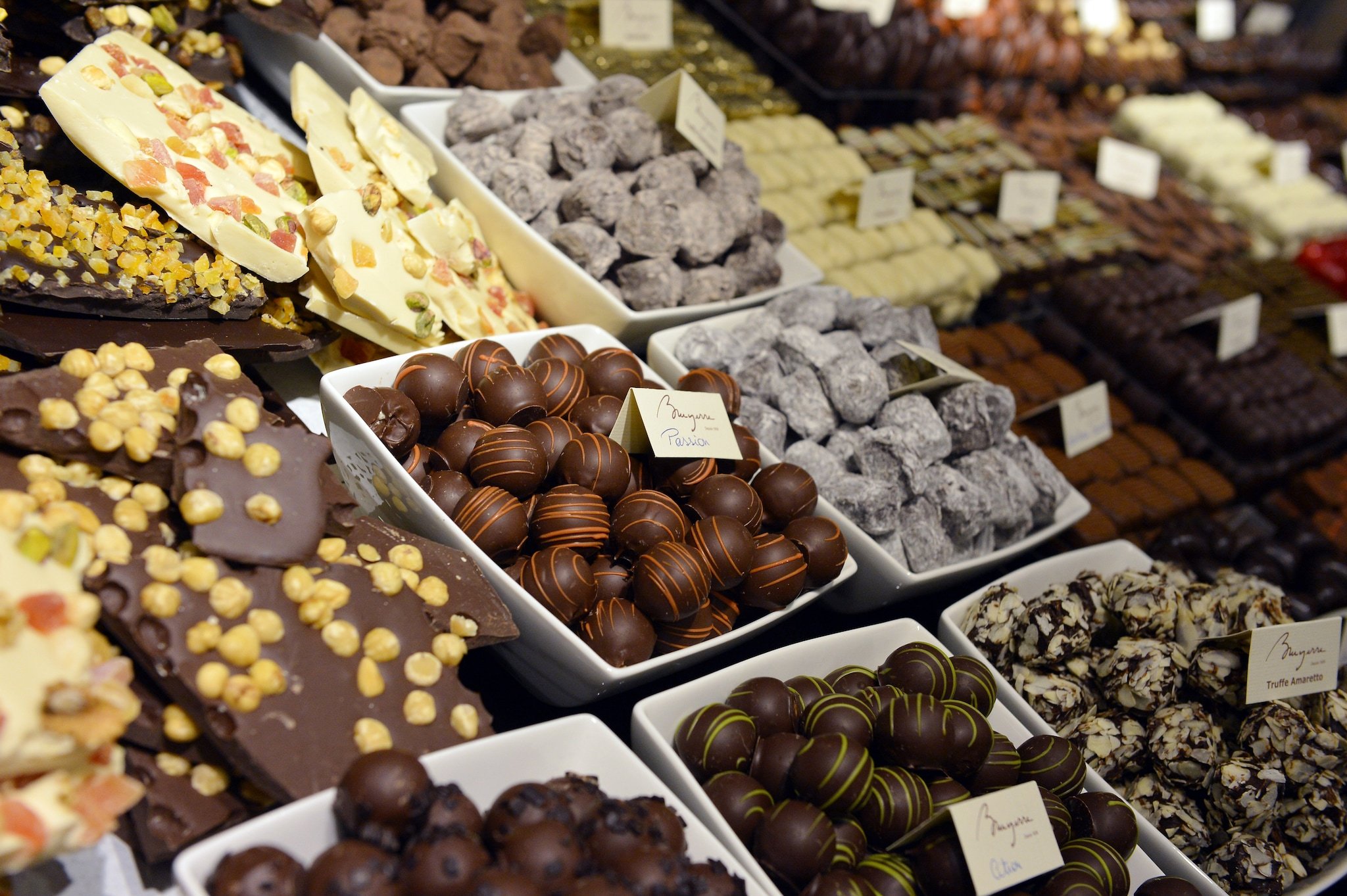 Название шоколадной фабрики. Италия шоколадная фабрика в Перудже. Фестиваль шоколада Salon du chocolat. Г.Брюгге Бельгия шоколадная фабрика. Бельгийский шоколад.