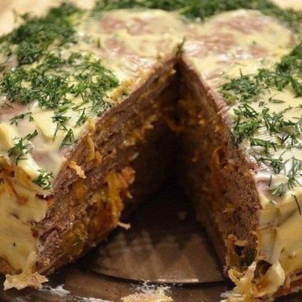 Печеночный торт «закусочный» с луком, морковью