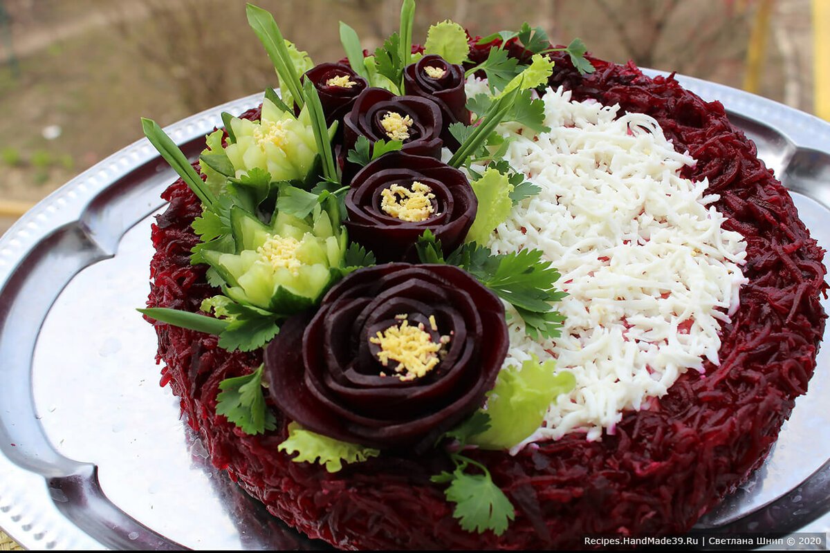 Салат с курицей и солеными огурцами