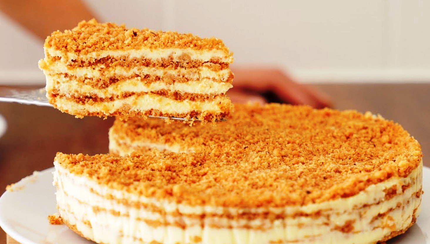 Торт на сковороде быстро и просто рецепт. Торт без духовки. Самый простой Корж для торта. Тортик без духовки. Торт пломбир без выпечки с крошкой.