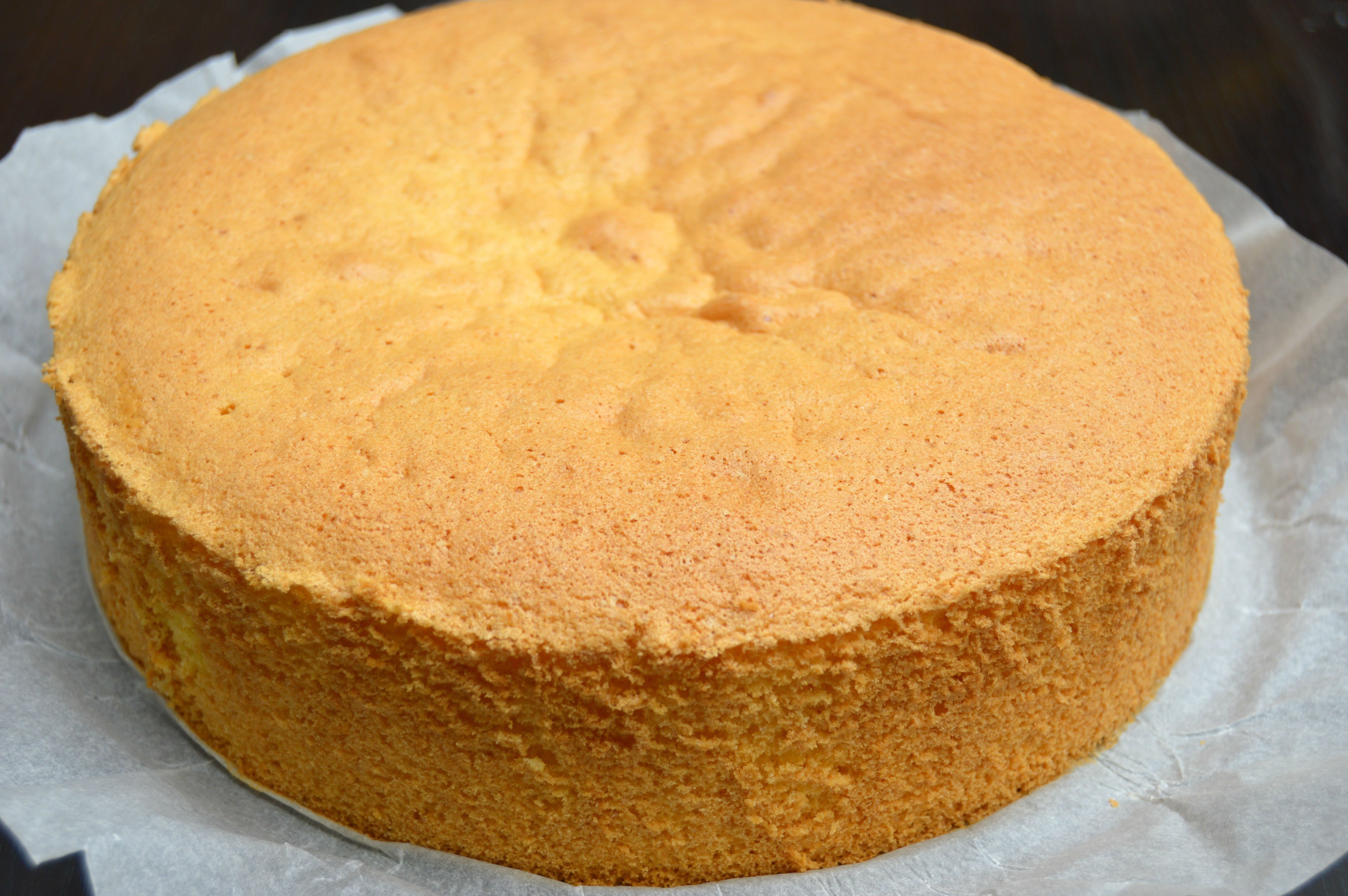 Самый простой бисквитный. Большой бисквит для торта. Выпекание коржей для торта. Бисквитные песочные коржи. Масляный бисквит.
