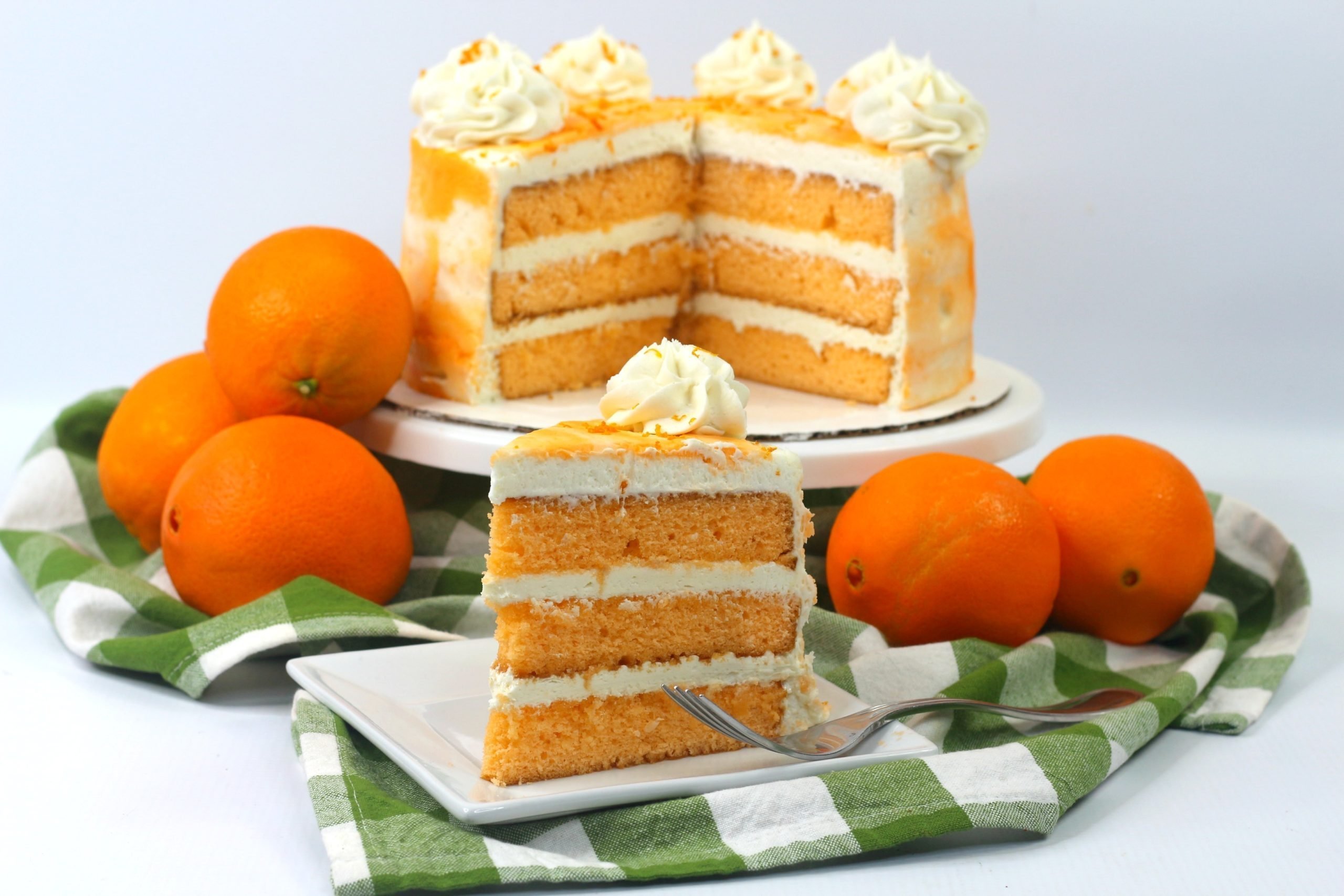 Морковный торт с апельсиновым кремом. Морковный торт манго маракуйя. Морковный торт с апельсиновым конфи. Апельсиновое конфи для торта. Бисквитный торт с апельсинами.