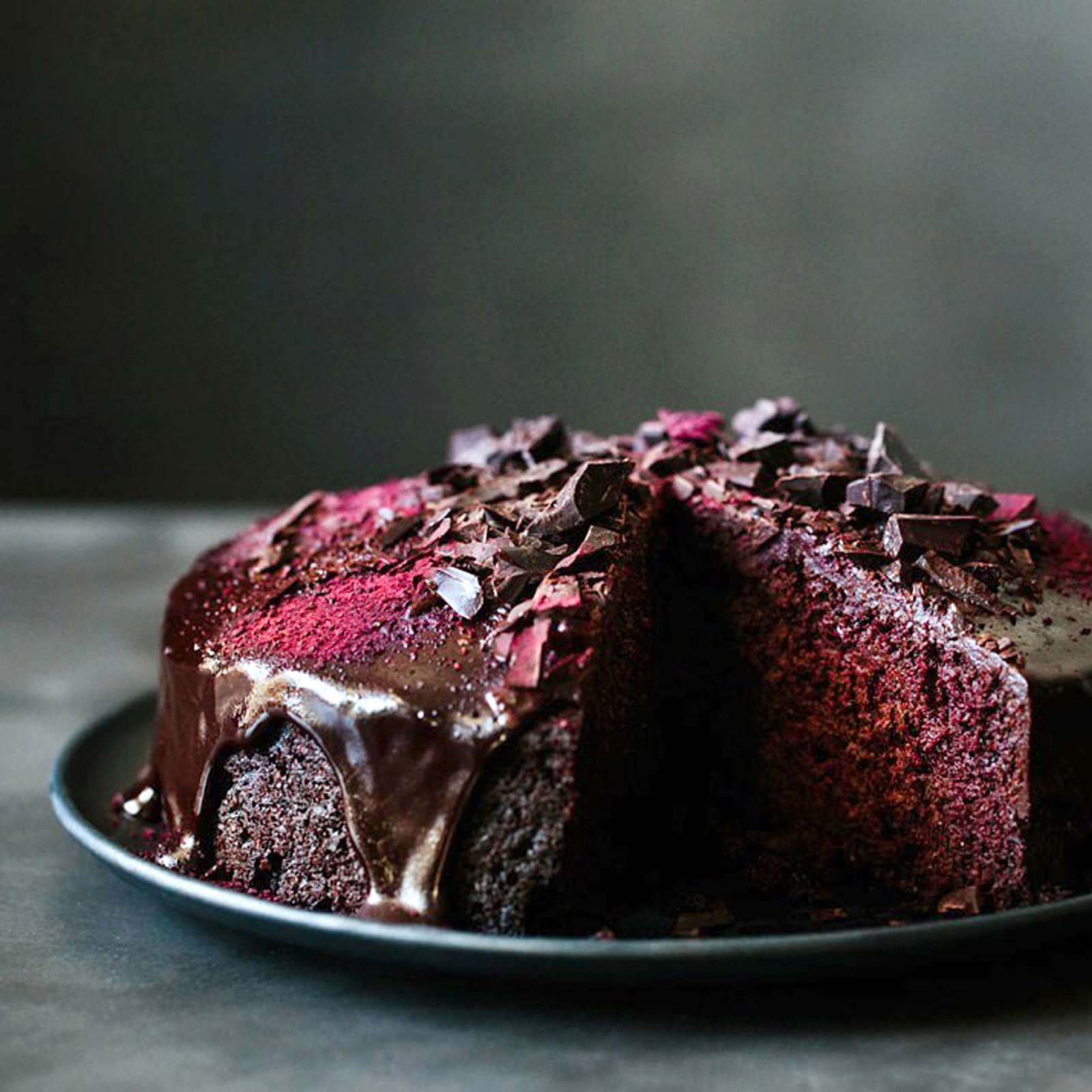 Свекольный торт рецепт. Свекольный Брауни. Бисквитный Брауни. Шоколадно свекольный пирог. Шоколадный торт со свеклой.