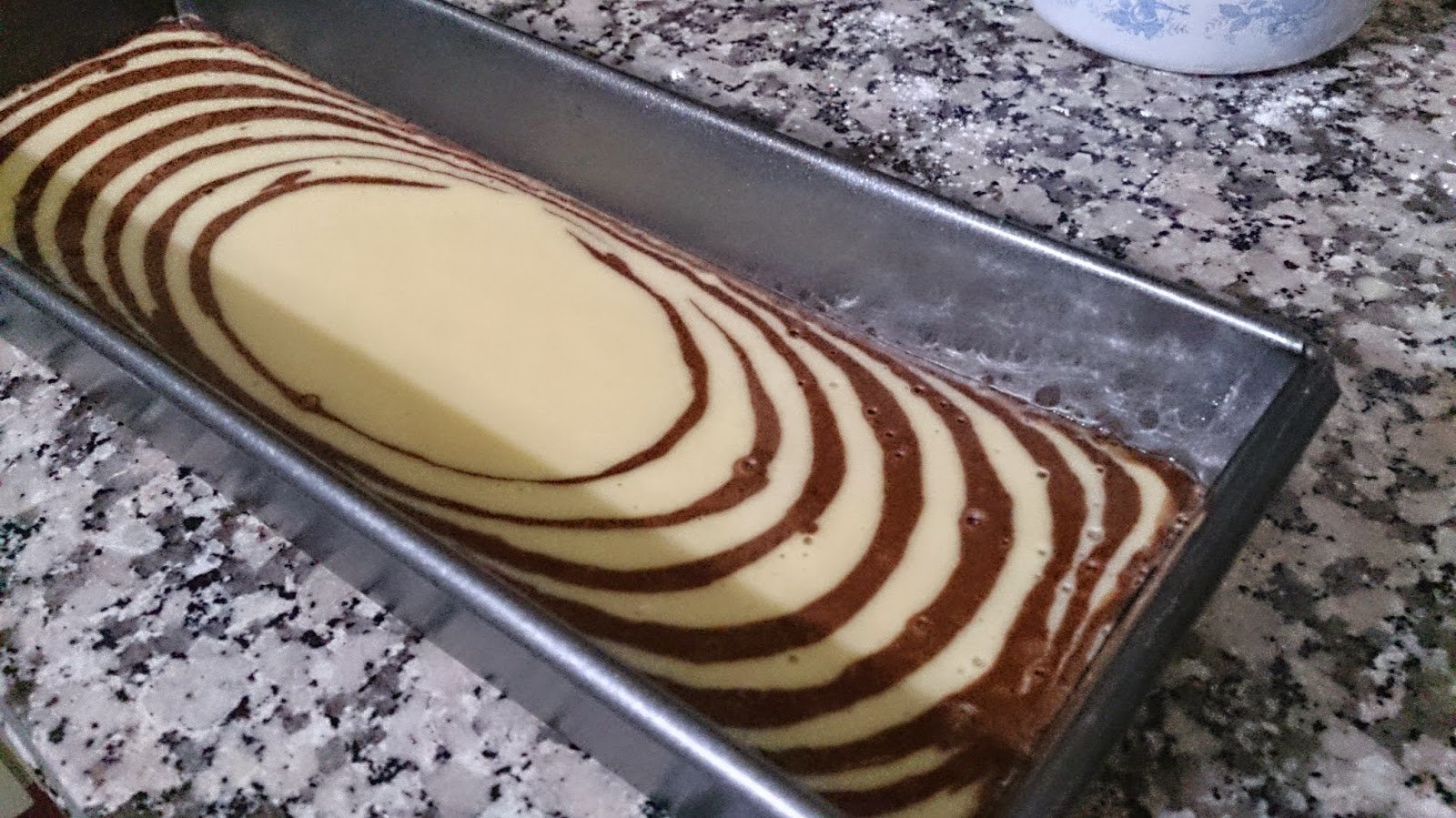 Рецепт зебры на масле. Торт сыроедческий Зебра. Кекс Зебра. Пирог Зебра в форме для кекса. Пирог Зебра прямоугольный.