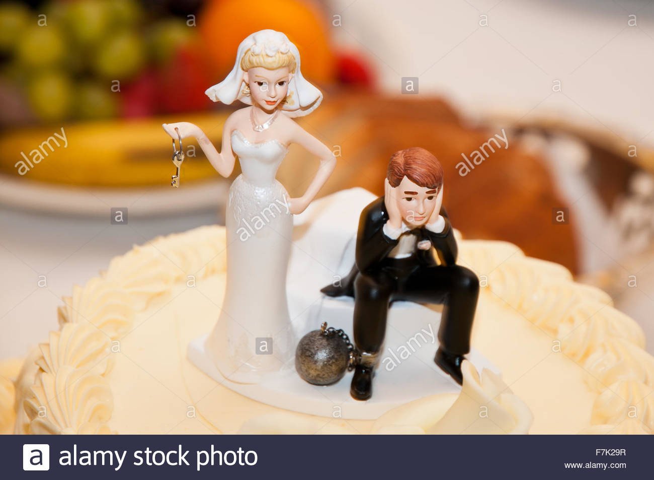 Жених невеста на торт. Фигурки жениха и невесты на торт. Торт с фигурками. Фигурка жених и невеста. Свадебный торт с фигурками жениха и невесты.