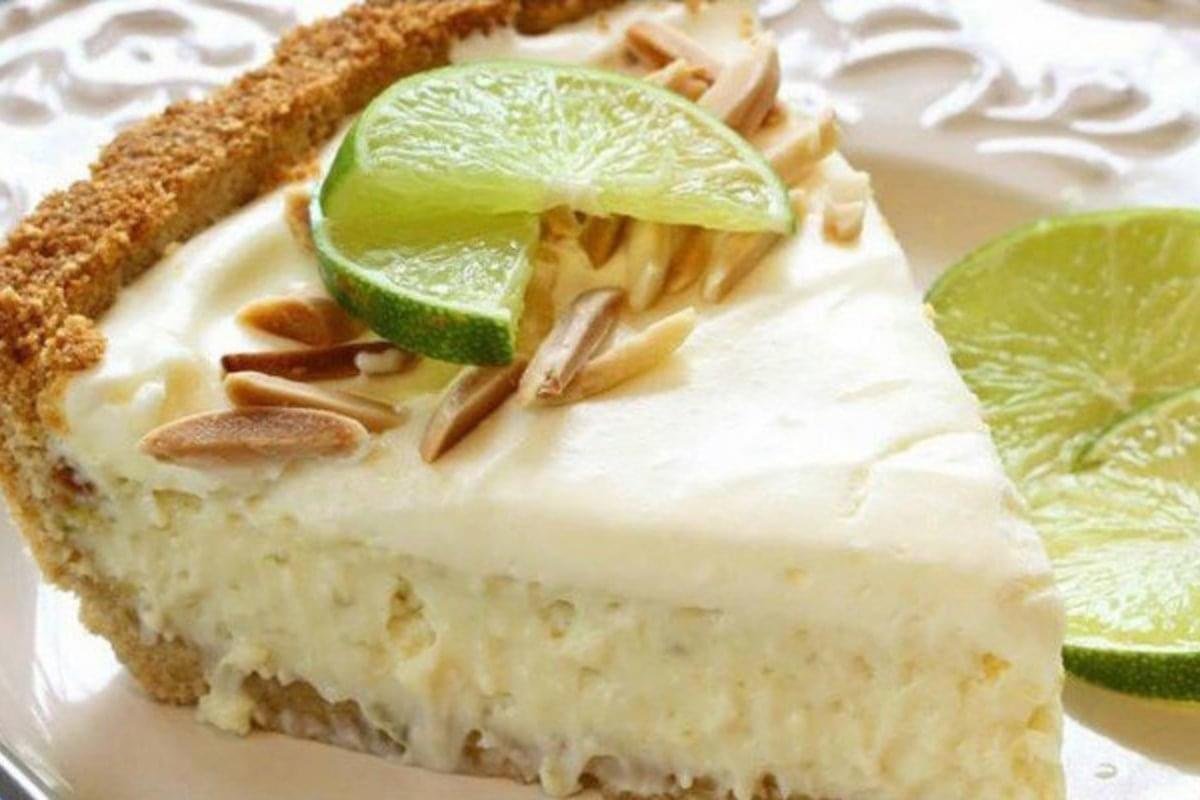 Украшение торта киви и черникой