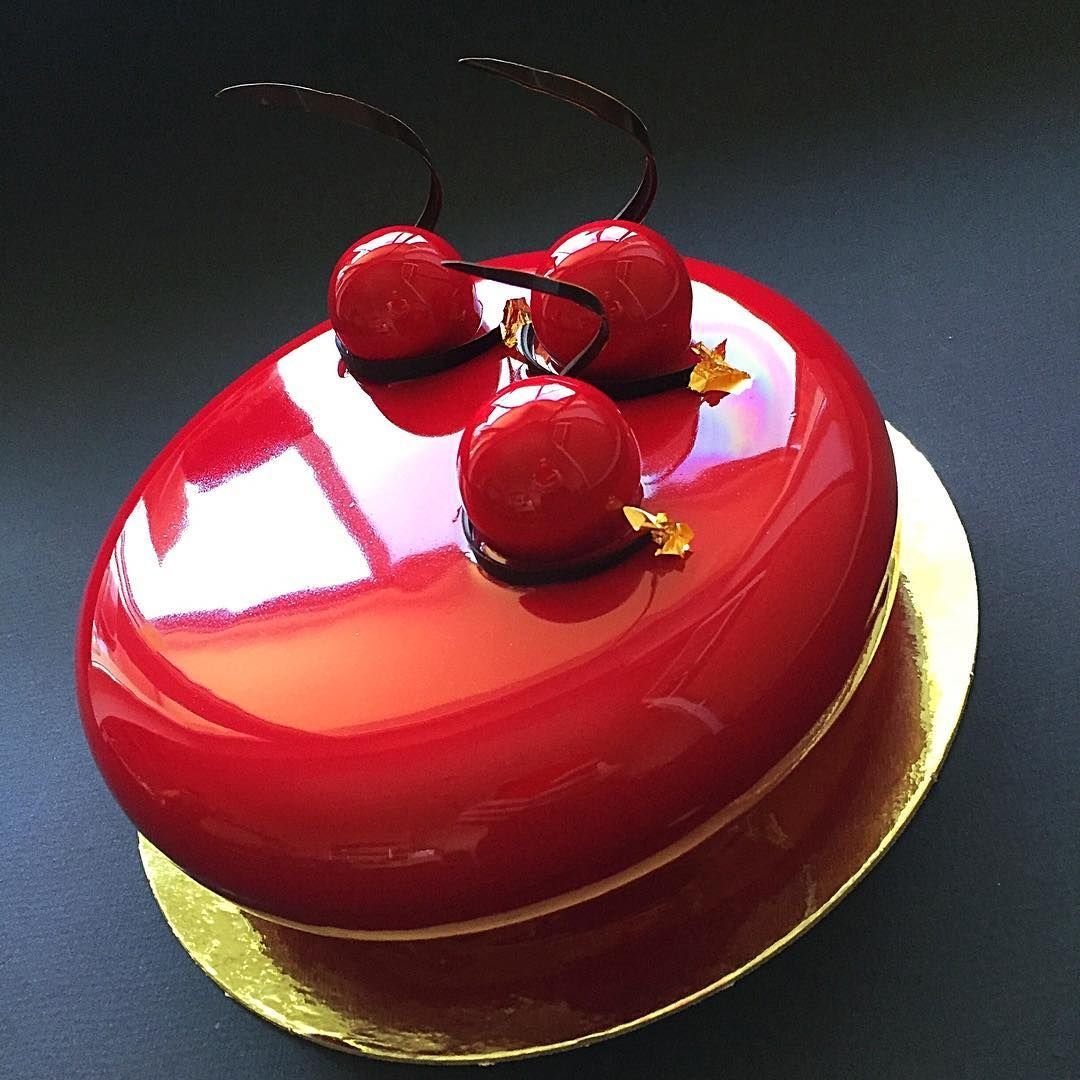 Постная глазурь для торта. Зеркальная глазурь красная. Торт с красной глазурью. Десерт с красной глазурью. Куличи с зеркальной глазурью.