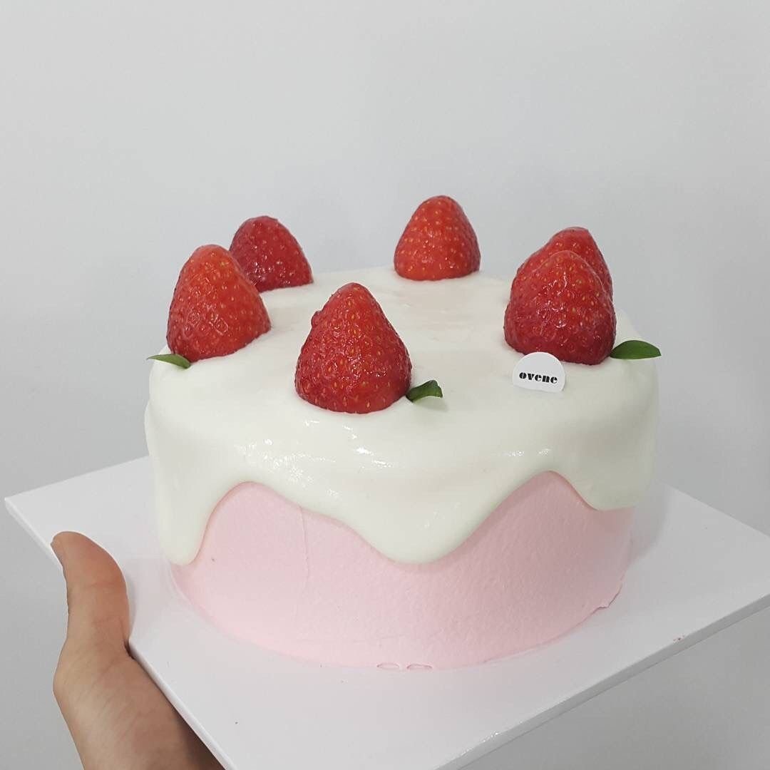 Японский торт с клубникой