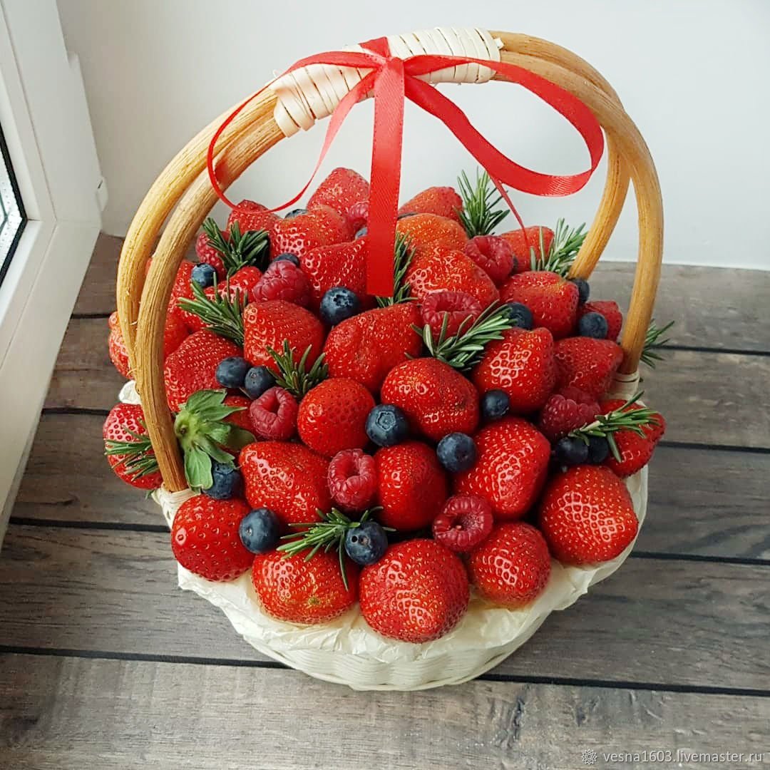 Торт корзинка с клубникой