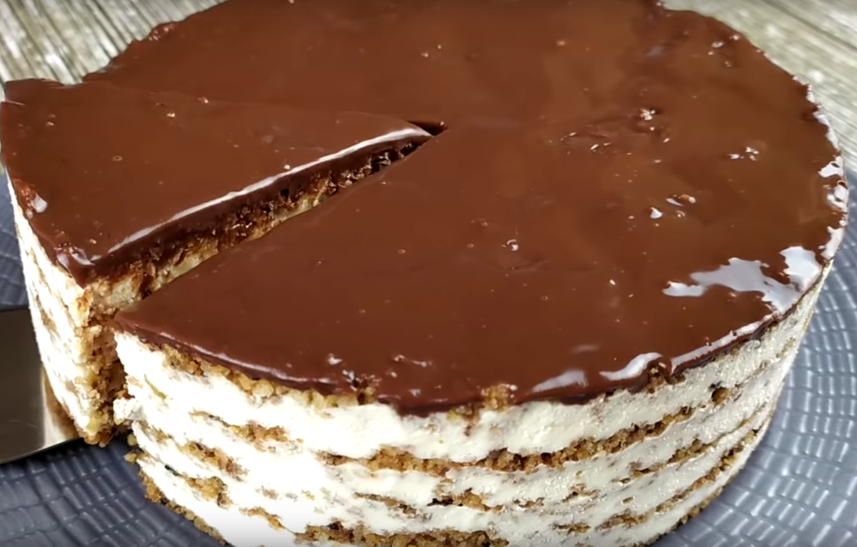 Торт без выпечки с орехами и финиками