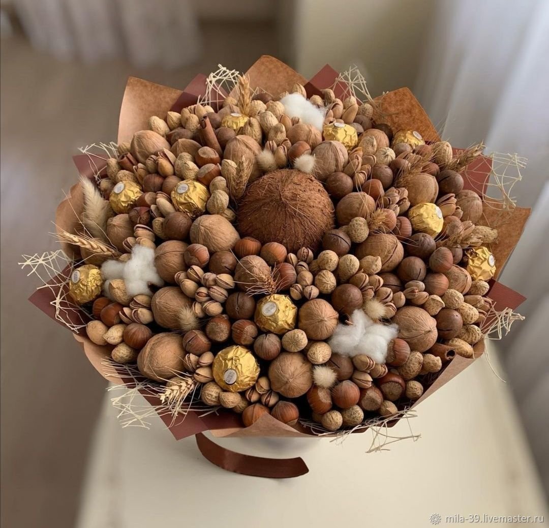 Букет из орехов