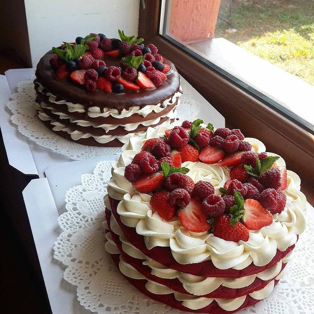 Розовая выпечка