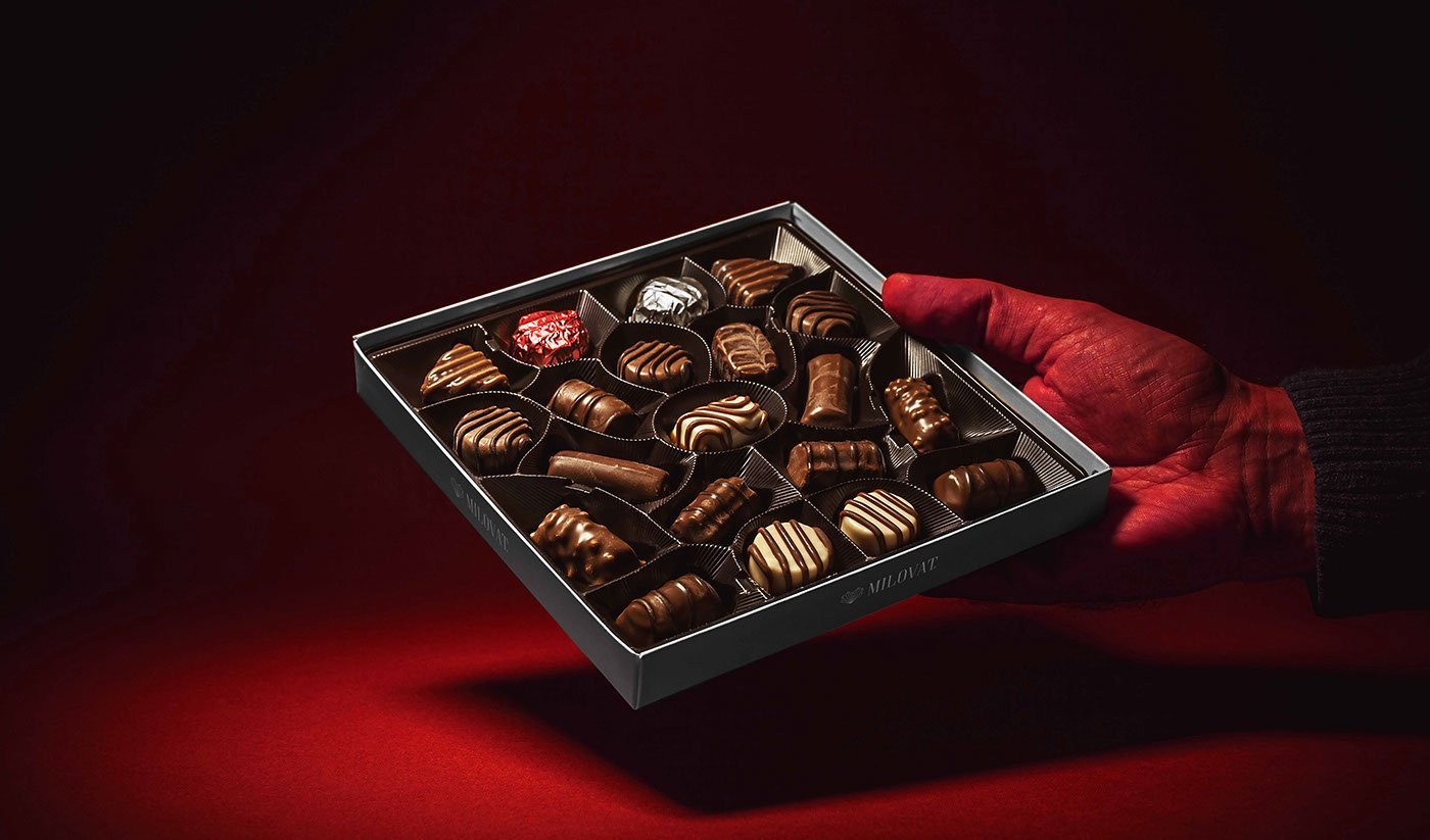 Коробка шоколадных конфет. Конфеты шоколадные в коробке. Большая коробка конфет. Коробка конфет для мужчины.