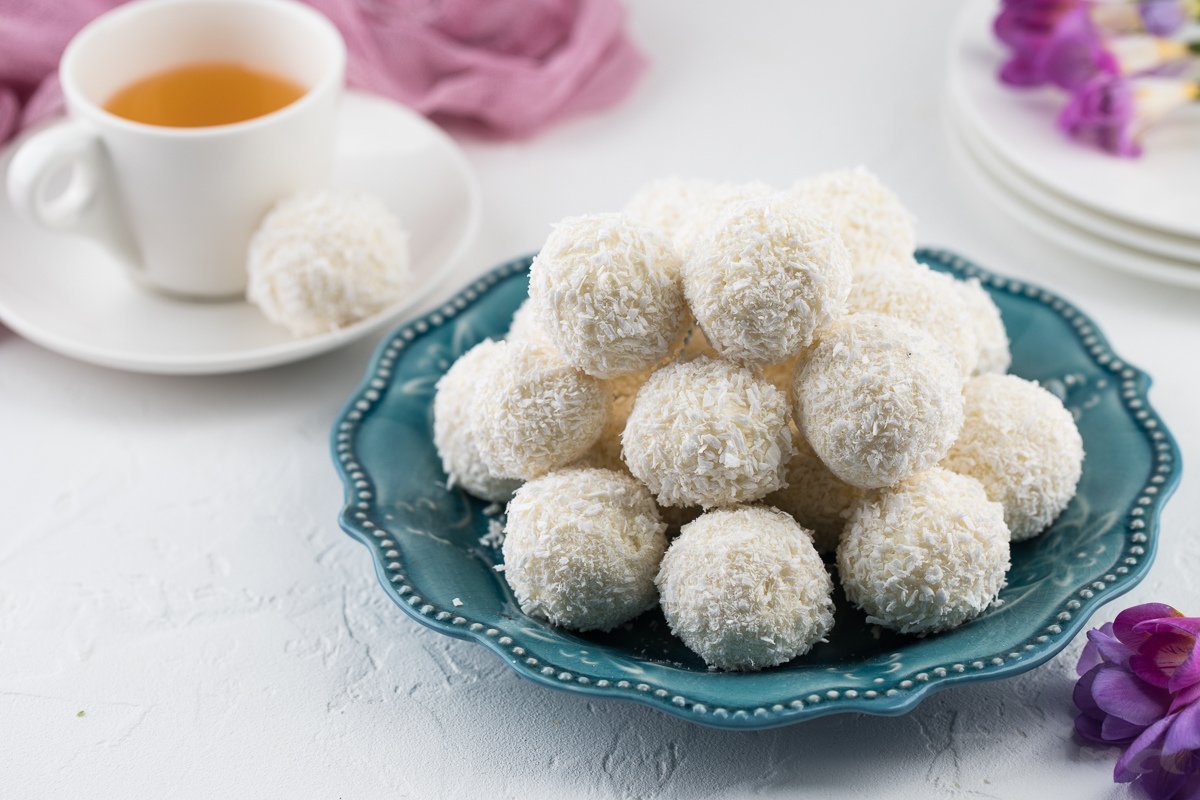 Финиковые конфеты с кокосовой стружкой