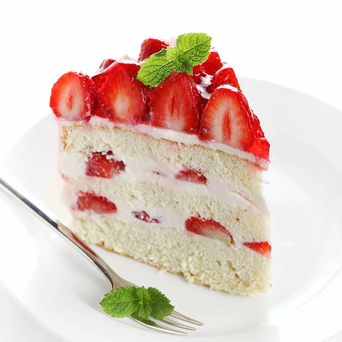 Кусок торта с клубникой
