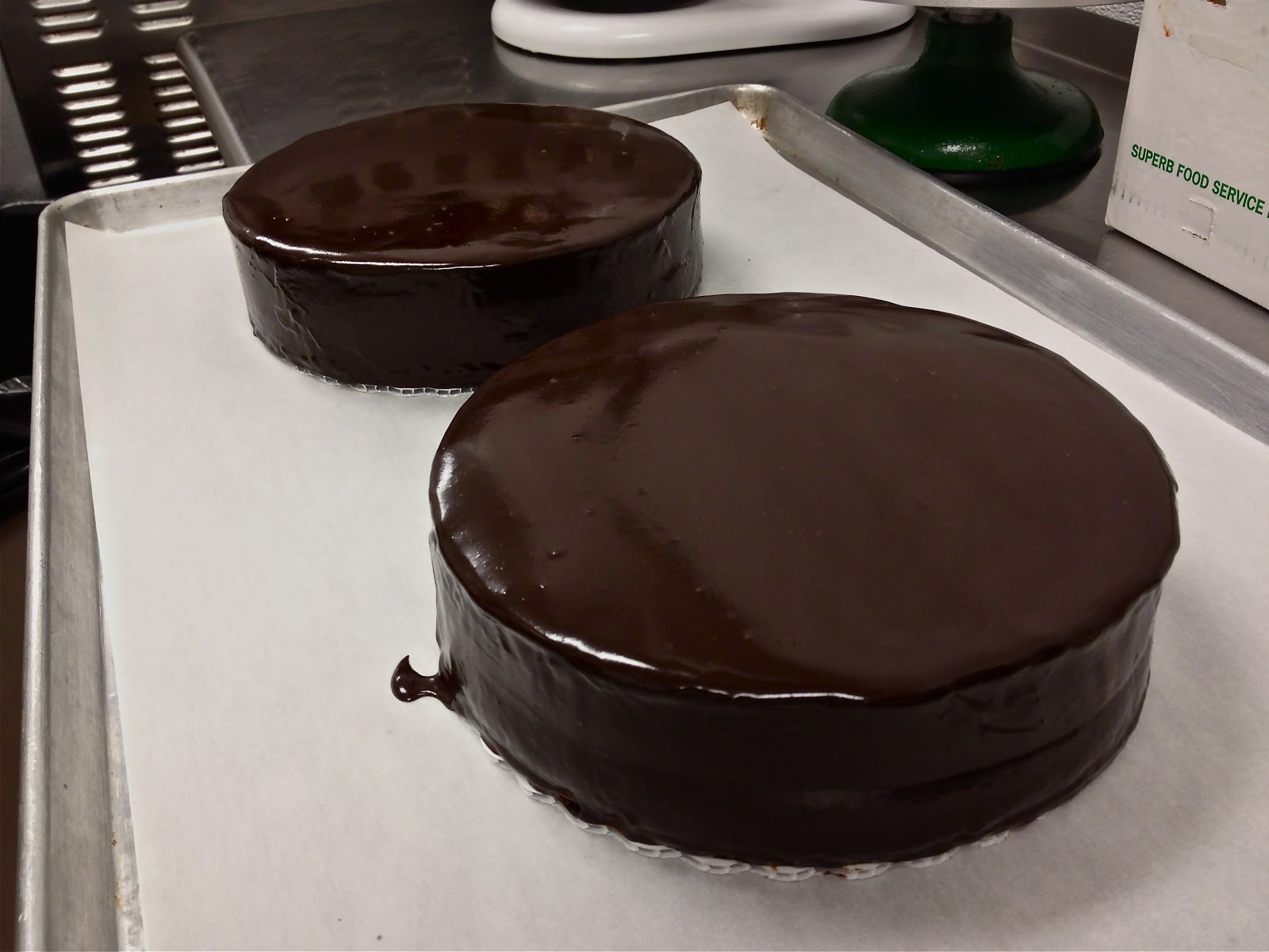 Залить шоколадом. Торт с шоколадной глазурью. Покрытие торта глазурью из шоколада. Торт покрытый шоколадом. Глазурь шоколадная для покрытия торта.