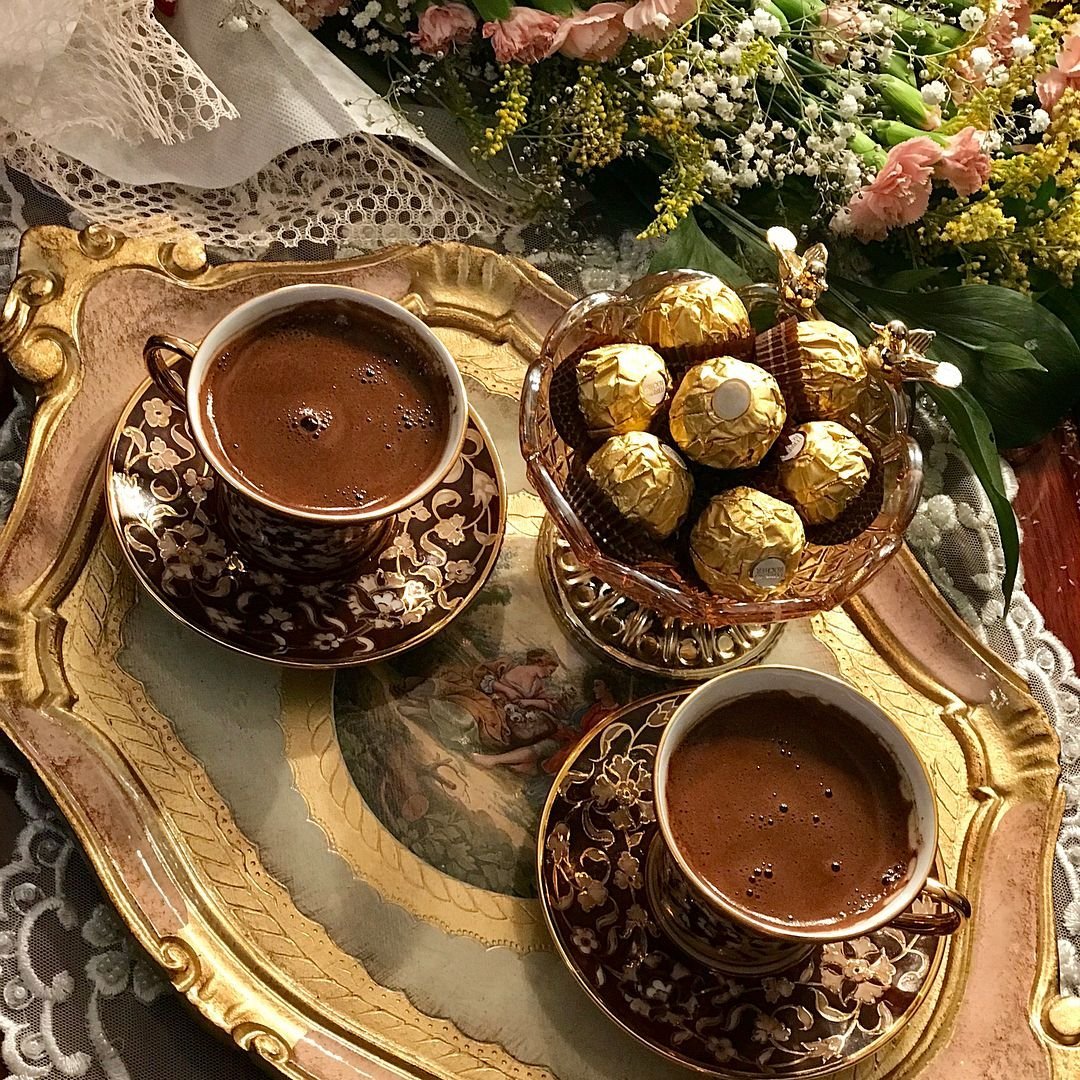 Конфеты на праздничном столе