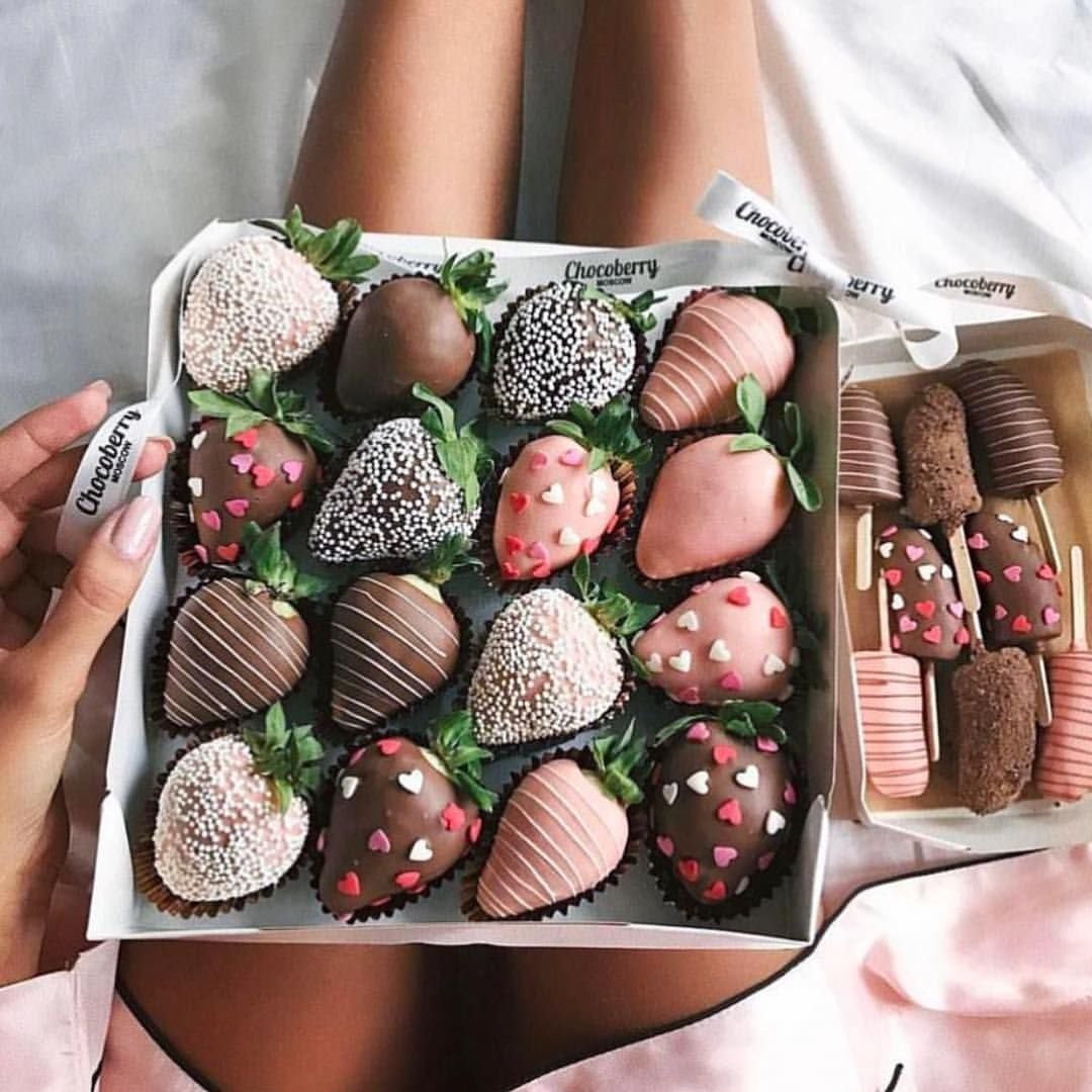 Шоколадные конфеты и цветы