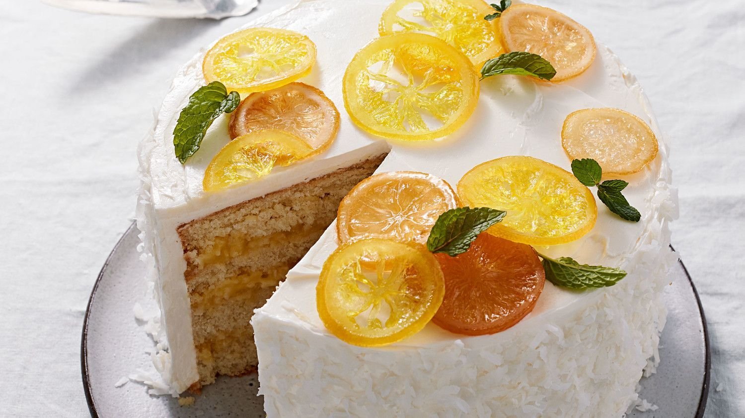 Торт в домашних условиях с лимоном. Лимонно кокосовый торт Метрополь. Украшение торта лимоном. Украшение лимонного торта. Торт украшенный лимоном.