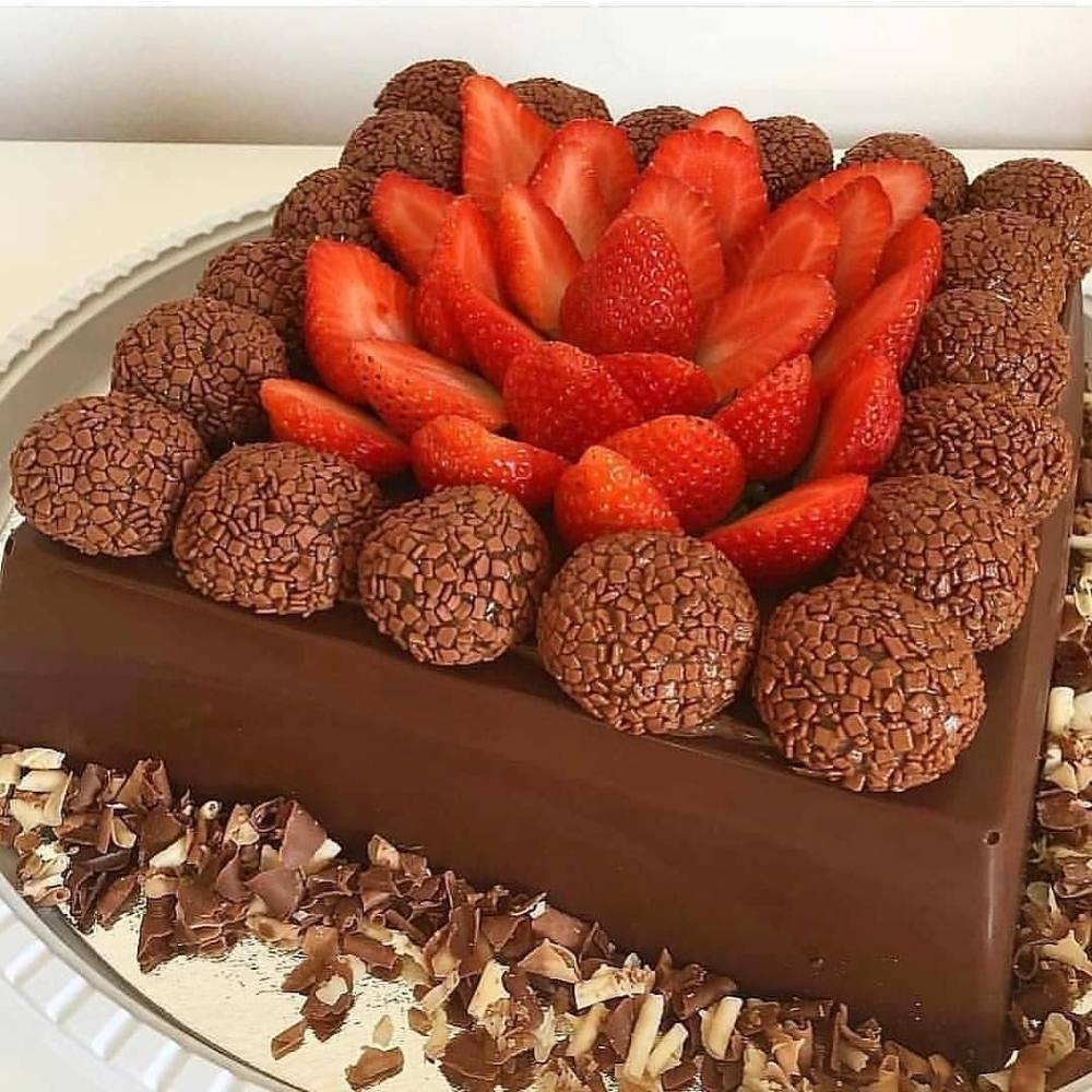 Торт с клубникой и шоколадом