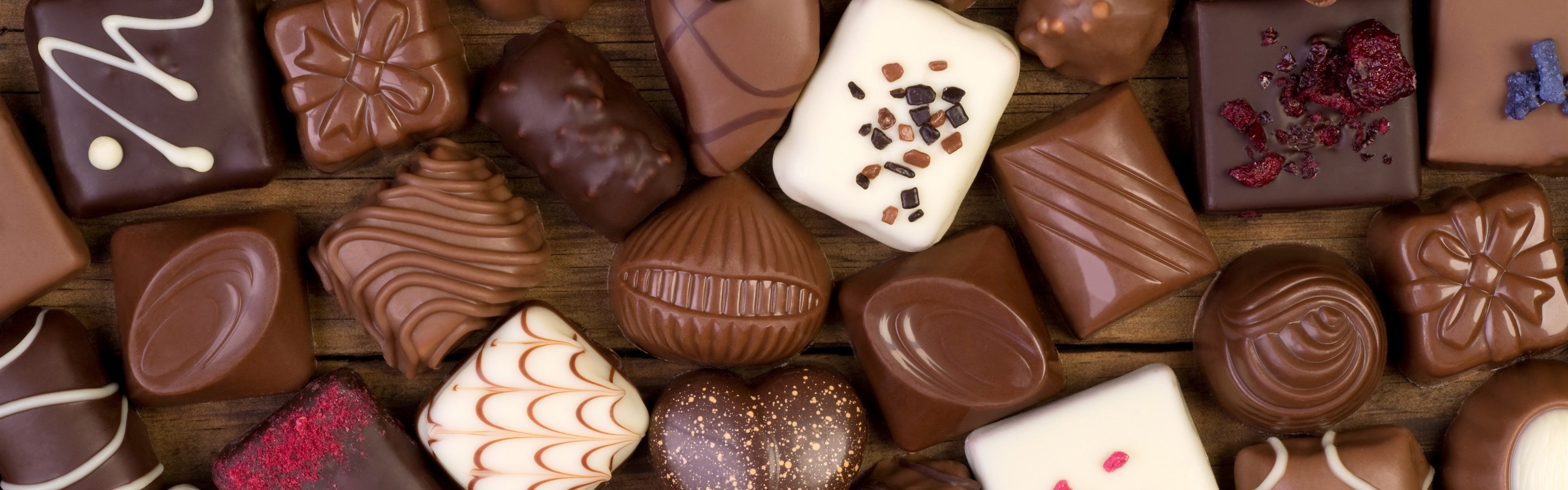 Видеть много конфет. Шоколадные конфеты. Конфеты шоколад. Шоколад картинки красивые. Много шоколадных конфет.