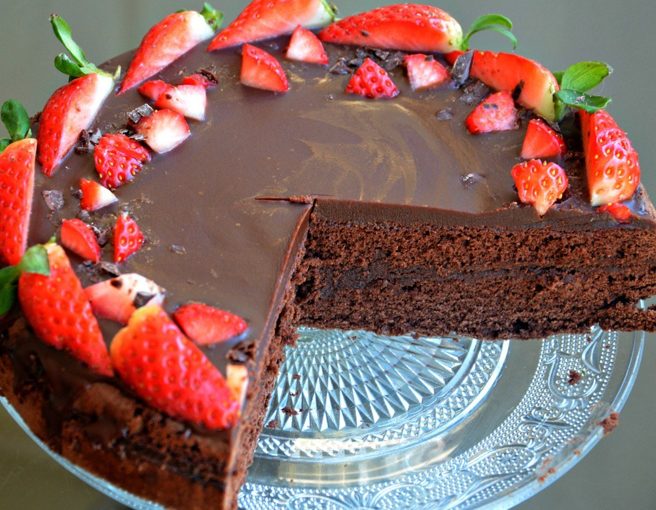 Вкусный домашний торт рецепт на день рождения. Торт клубника Бейлис. Шоколадный торт. Украшение торта клубникой и шоколадом. Украшение шоколадного торта клубникой.