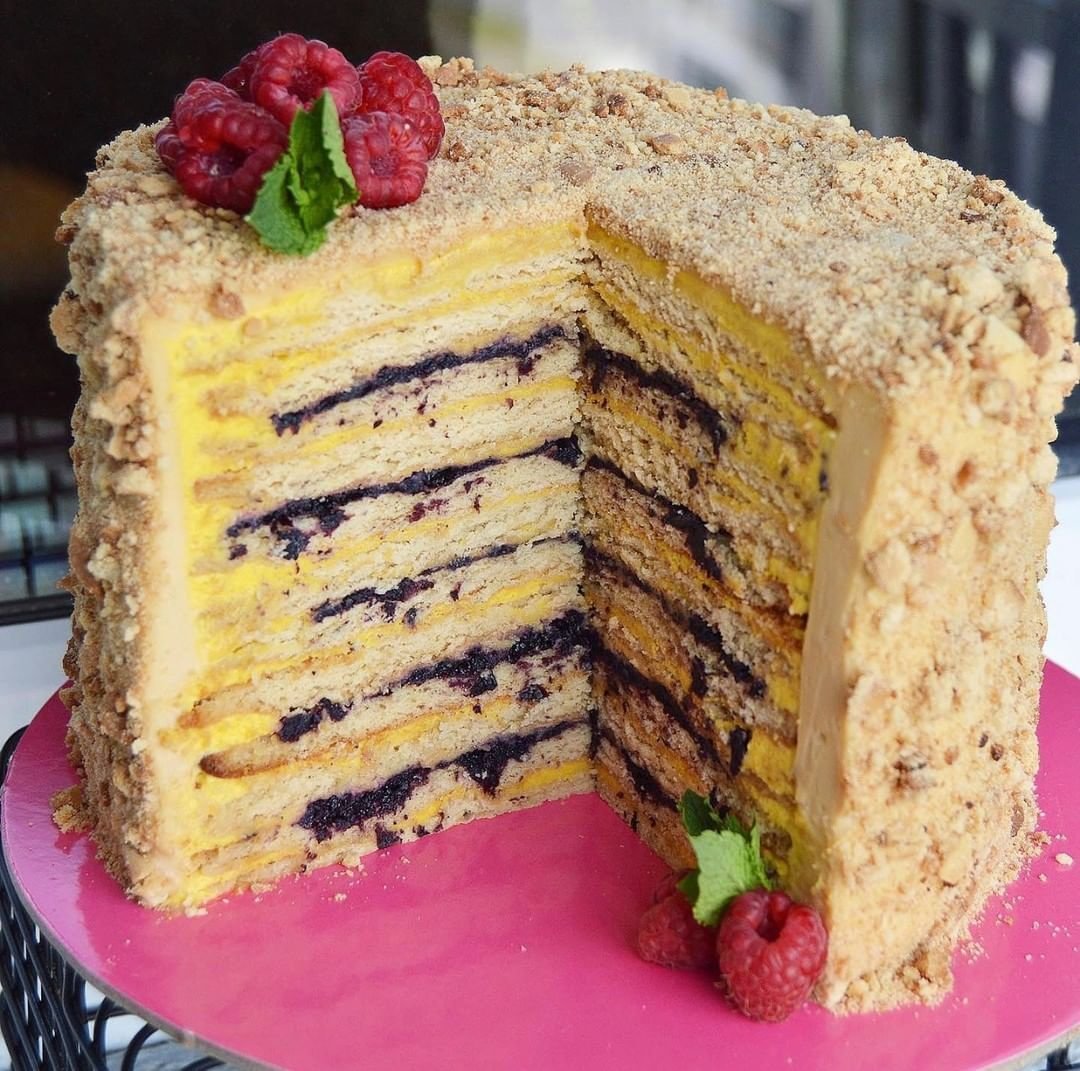Торт с медовыми коржами с макаронами