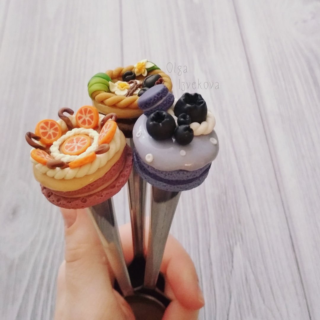 Куколки на кружках из полимерной глины