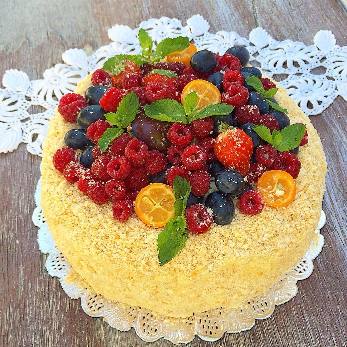 Медовик украшенный клубникой