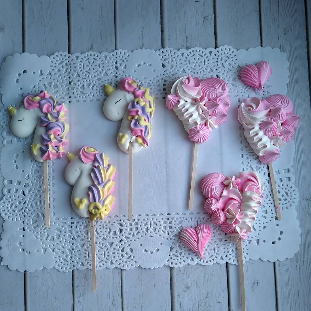 Цифры из меренги на палочке