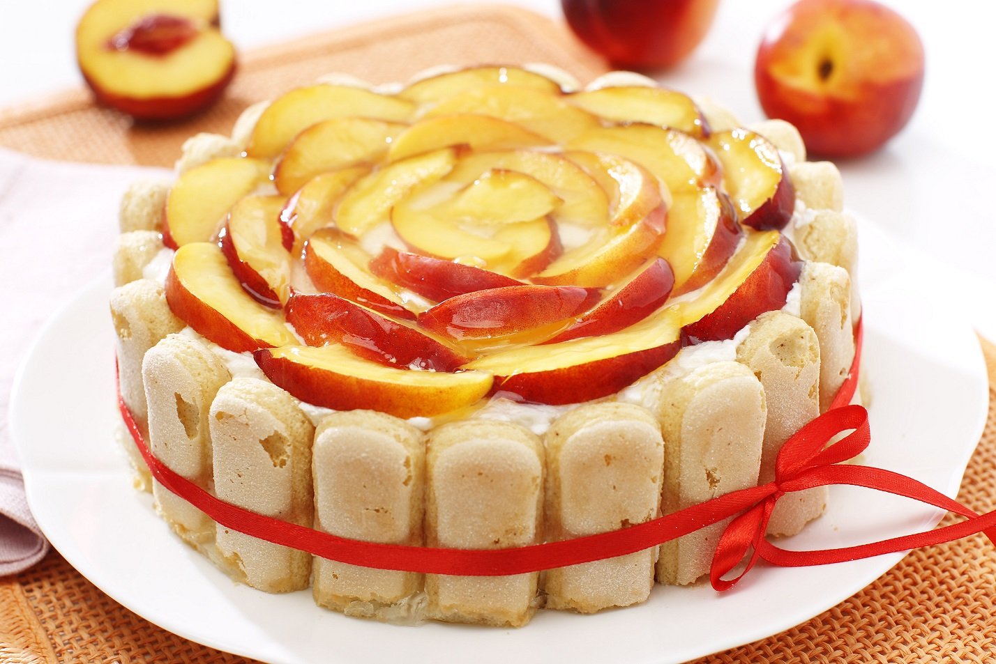 Рецепт начинки из свежих яблок. Шарлот яблочный. Яблочный торт. Красиво украсить шарлотку. Украшение из яблок для торта.