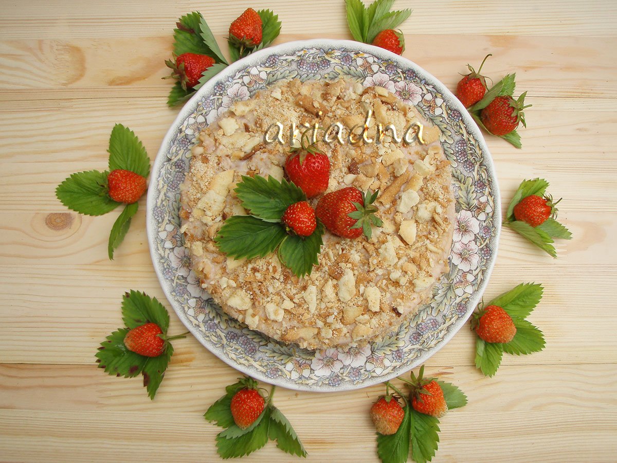Медовик украшенный клубникой