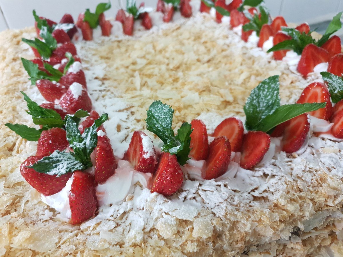 Медовик с клубникой в шоколаде