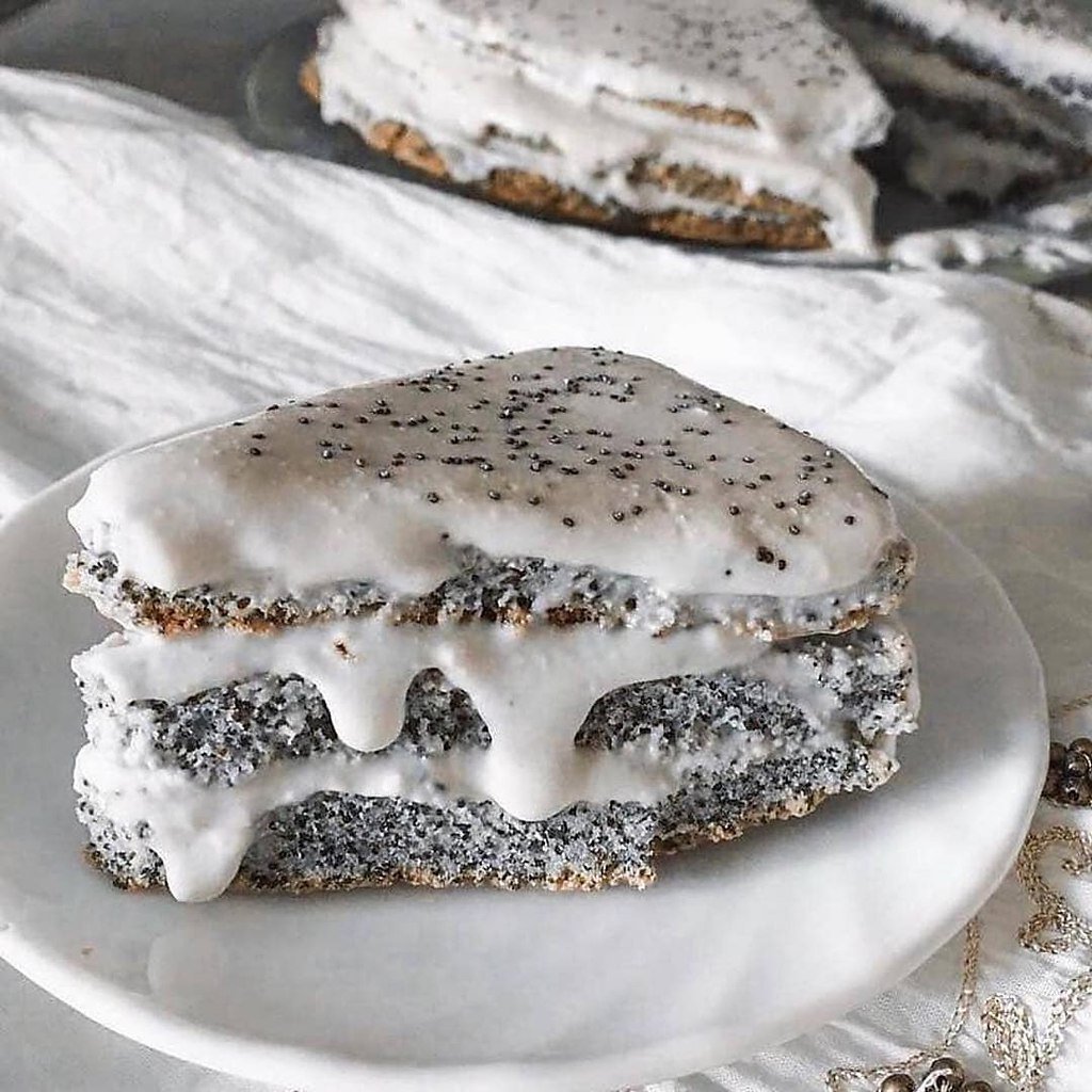 Торт с маком и кокосовой стружкой