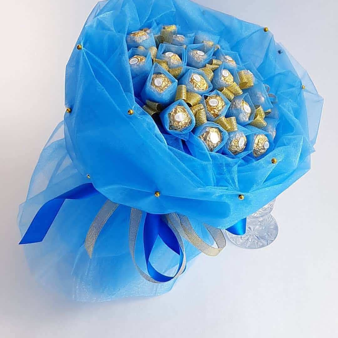 Новогодние букеты из конфет