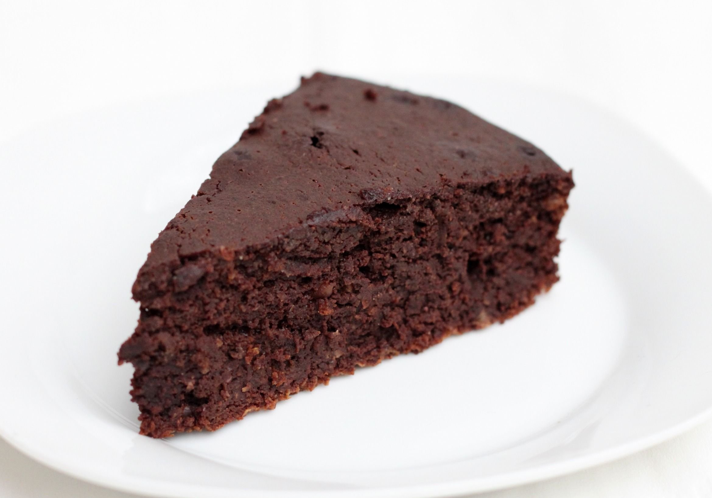 Молочный брауни. Торт Брауни шоколадный. Кусок шоколадного торта. Шоколадный пирог без яиц. Шоколадный пирог «Брауни» на молоке..