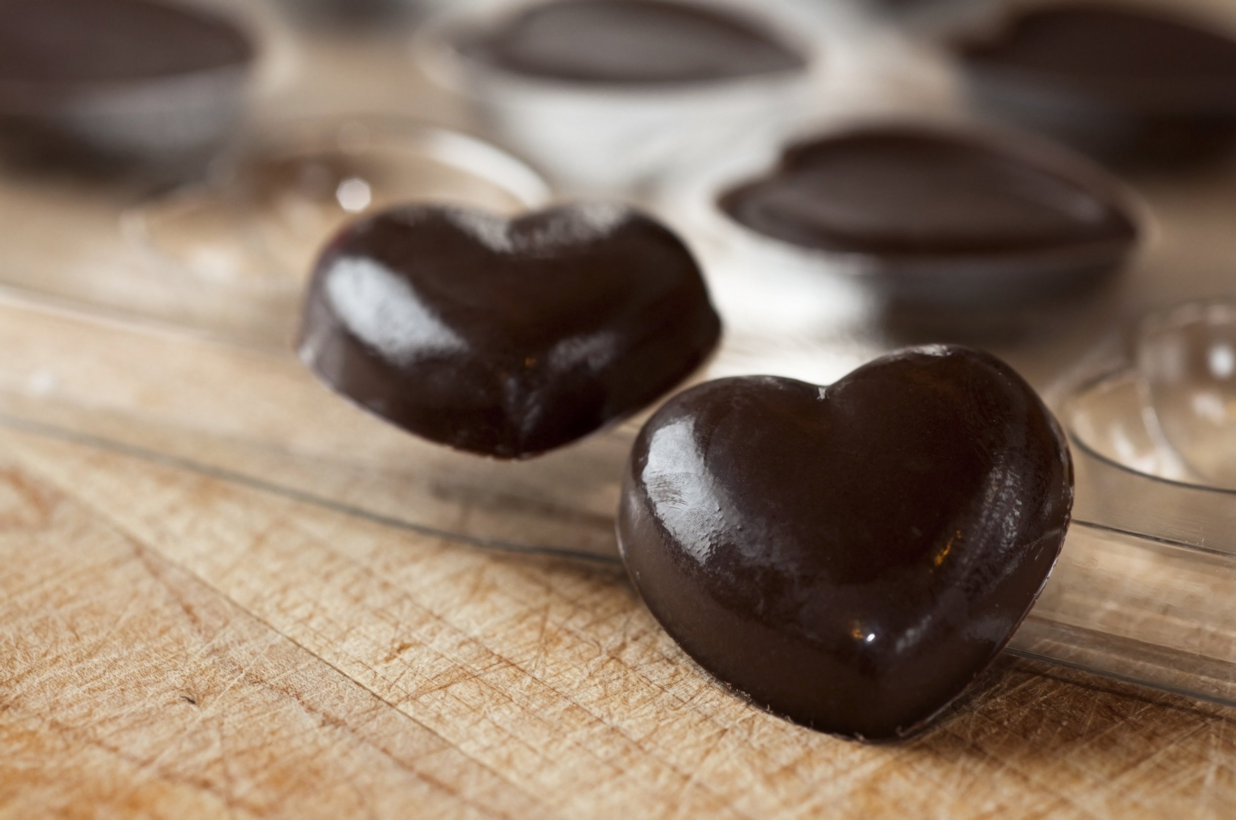 Поставь шоколад. Шоколадные конфеты. Домашний шоколад. Шоколадные конфеты сердечки. Домашние шоколадные конфеты.