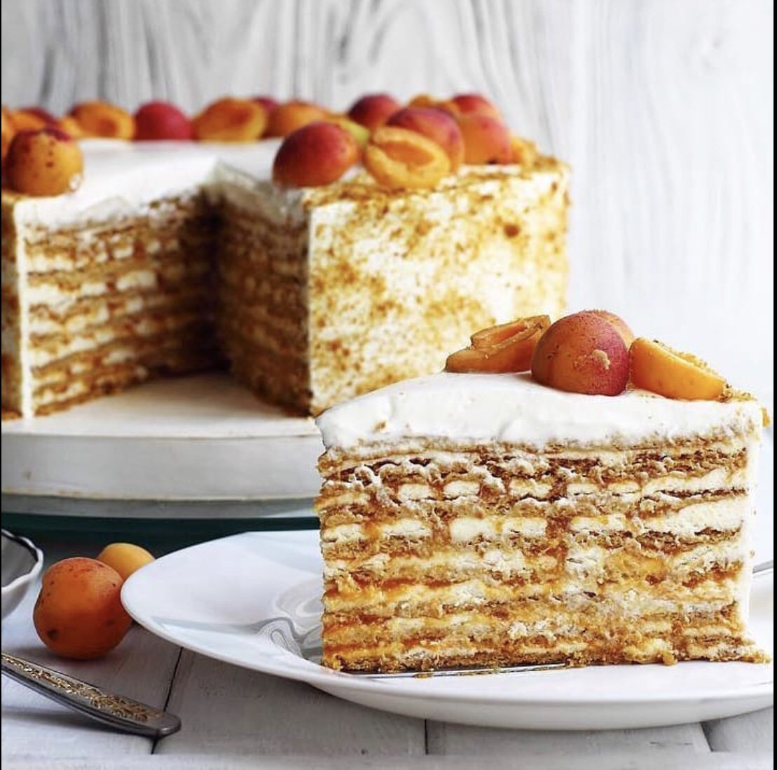 Розовый медовик