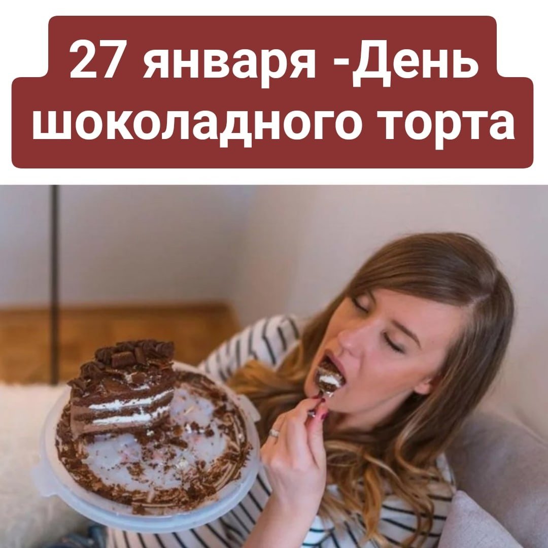 Женщина поедает торты