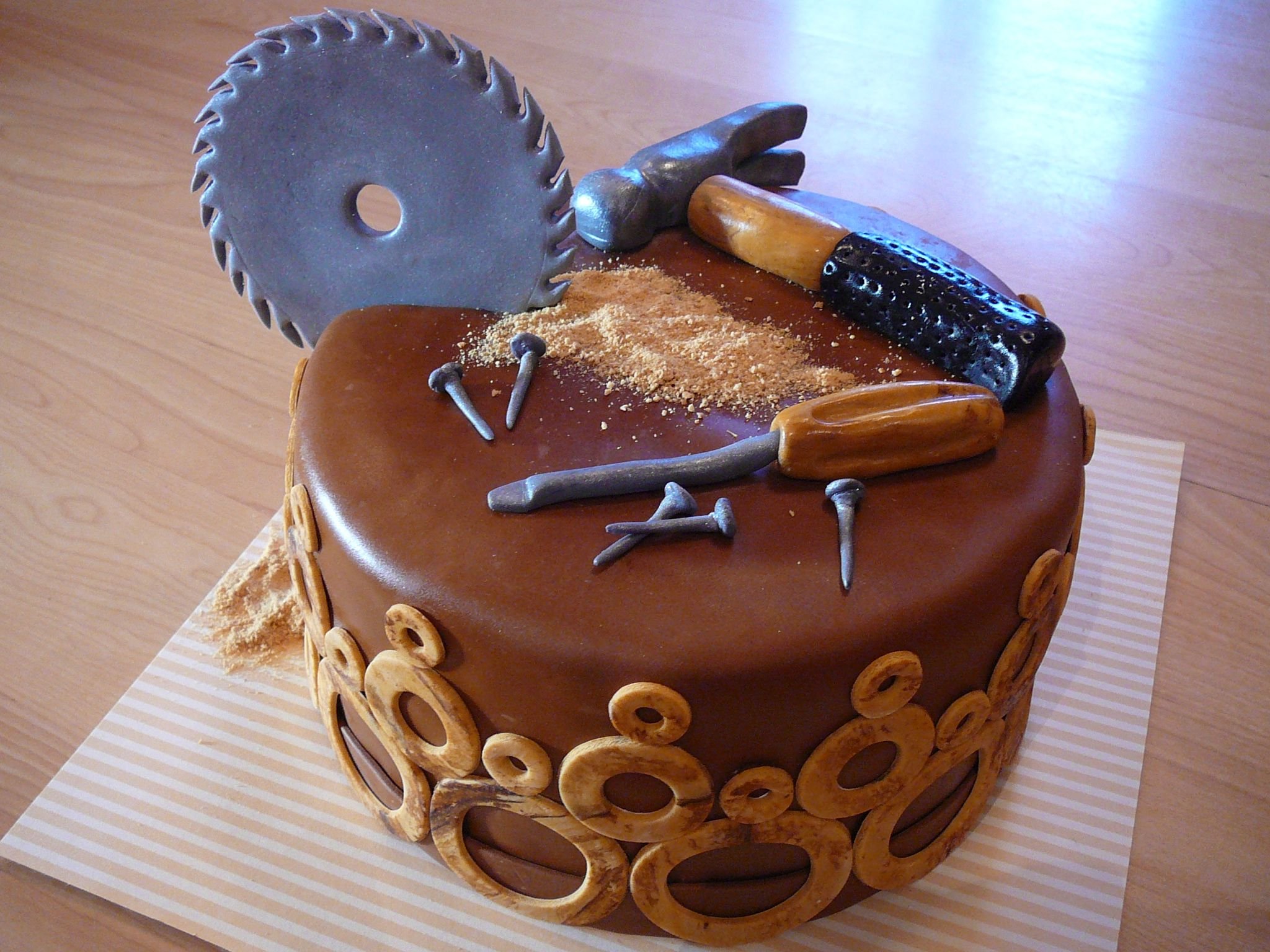 Инструмент красивее торты газопровод. Мужской торт. Декор торта для мужчины. Украшение мужского торта. Торт для мужа.