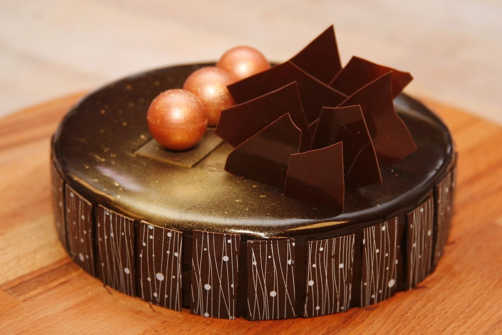 Choco decoration на русском. Украшения из шоколада. Торт с шоколадным декором. Украшения из шоколада для торта. Декор из шоколада для торта.