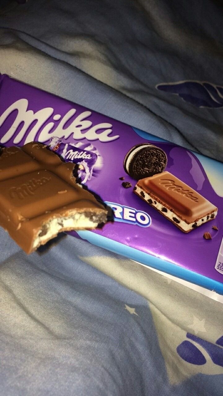 Шоколад Милка в руке