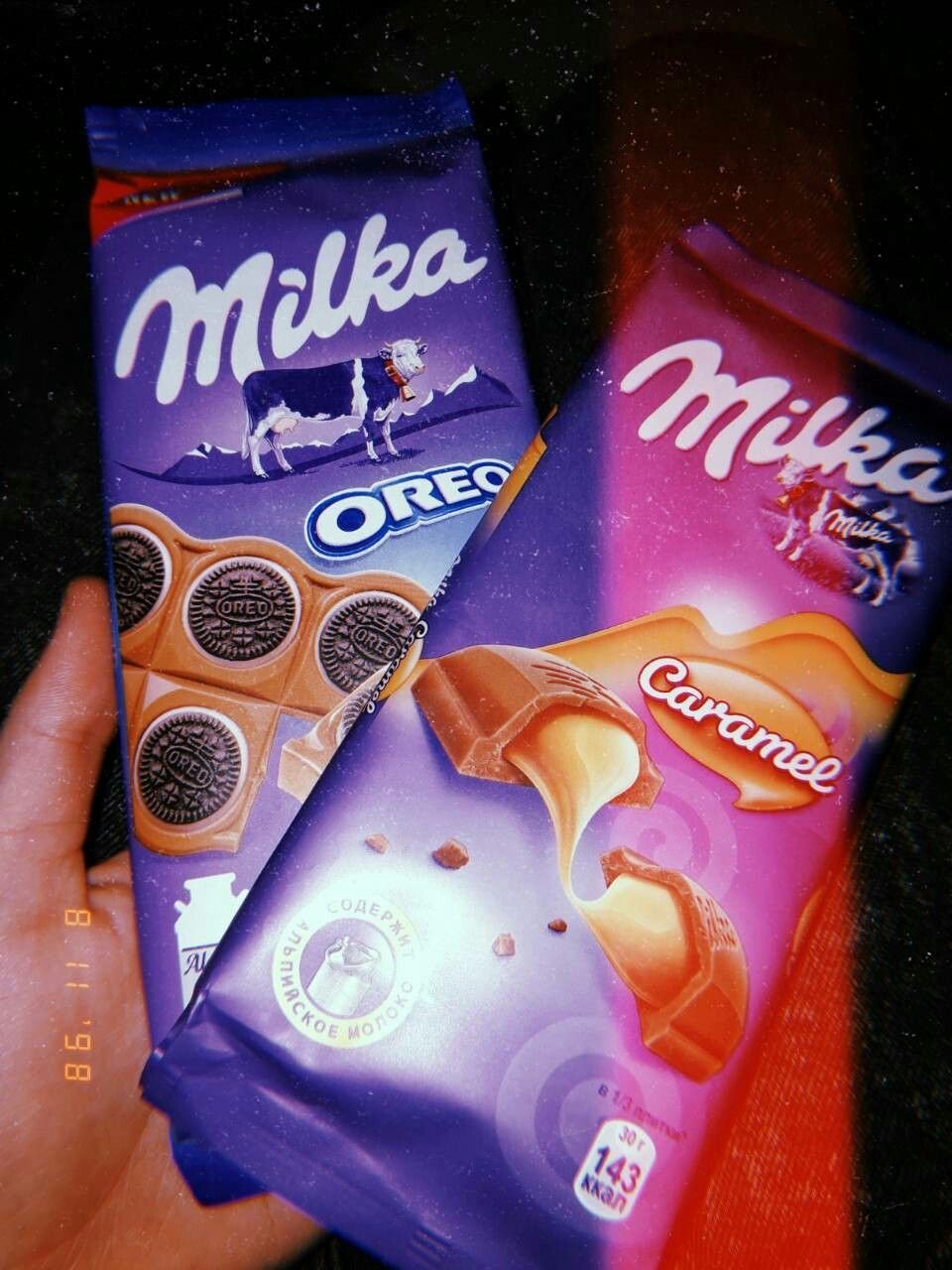Шоколад Милка в руке
