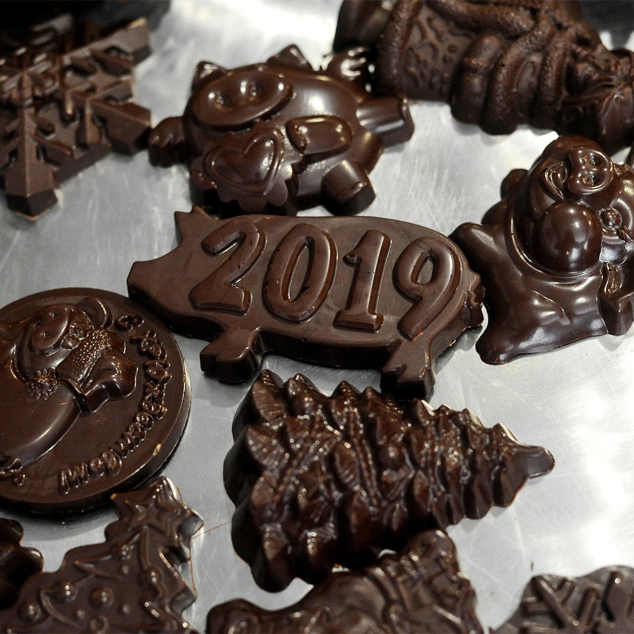 Ну шоколадом. Шоколадные предметы. Шоколад ручной работы. Формовой шоколад. Формовка шоколада.
