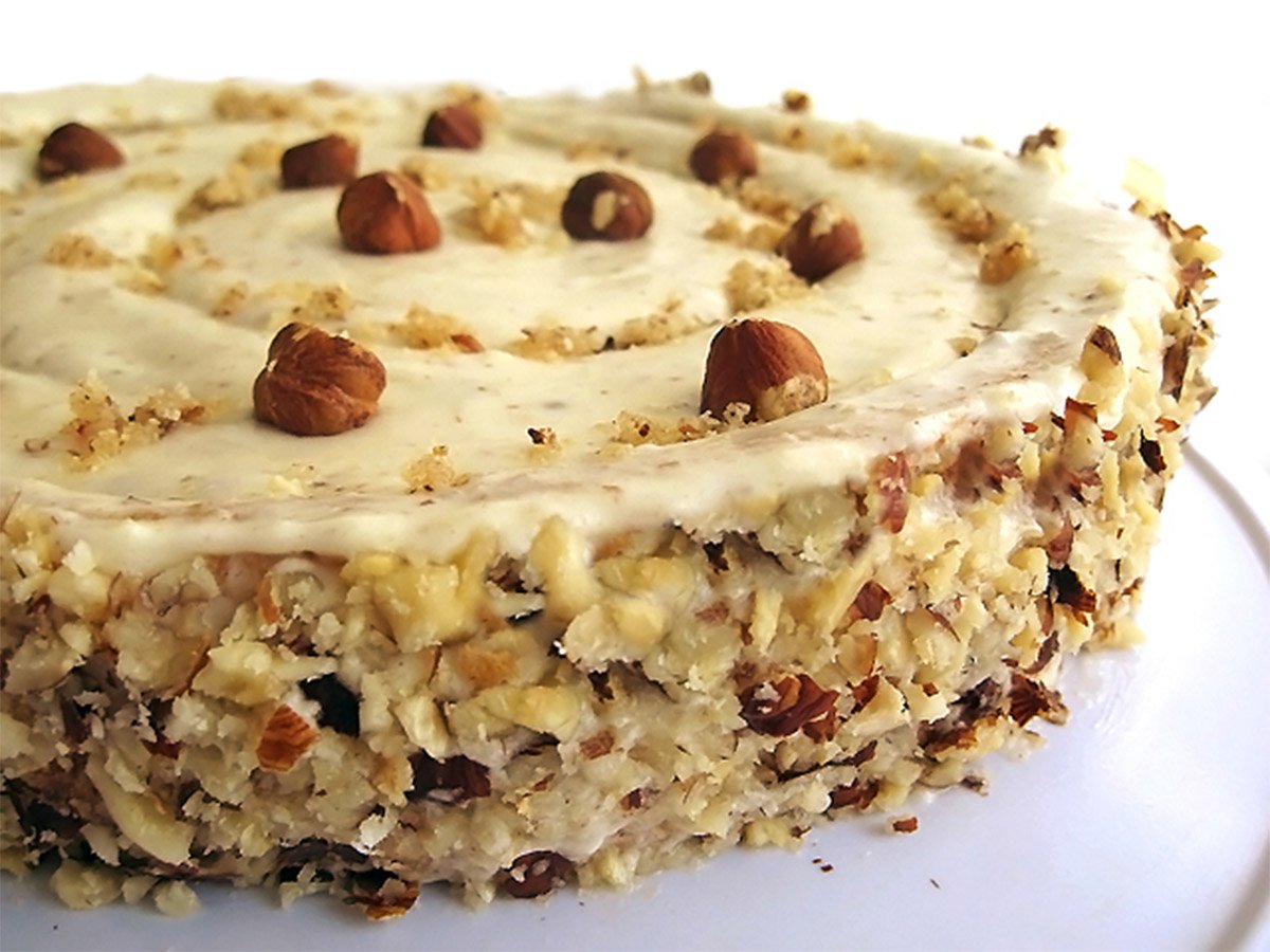 Медовик с черносливом и грецкими орехами
