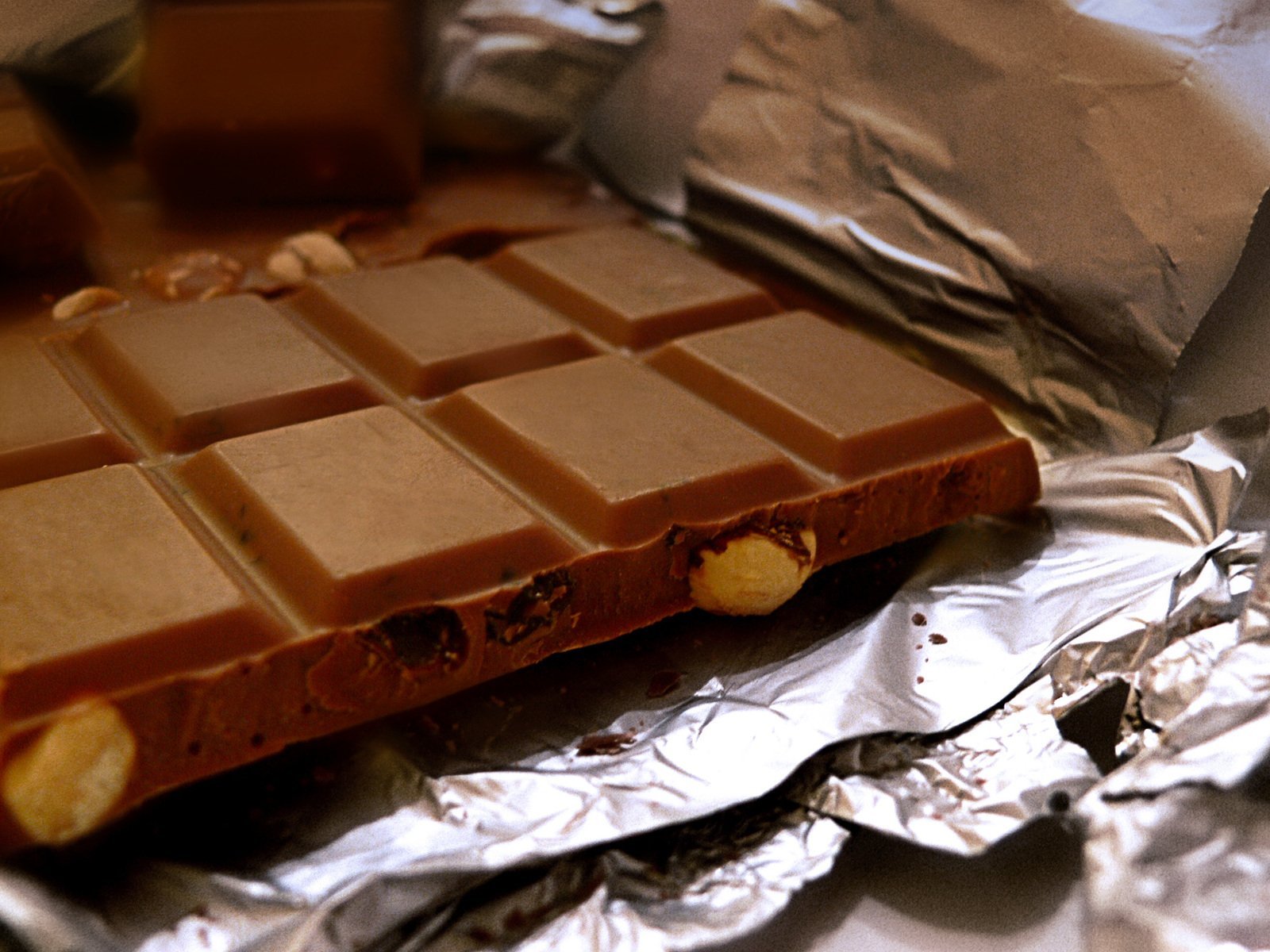 Обычную шоколадку. Плитка шоколада. Шоколадная плитка. Плиточный шоколад. Плитка шоколада на столе.