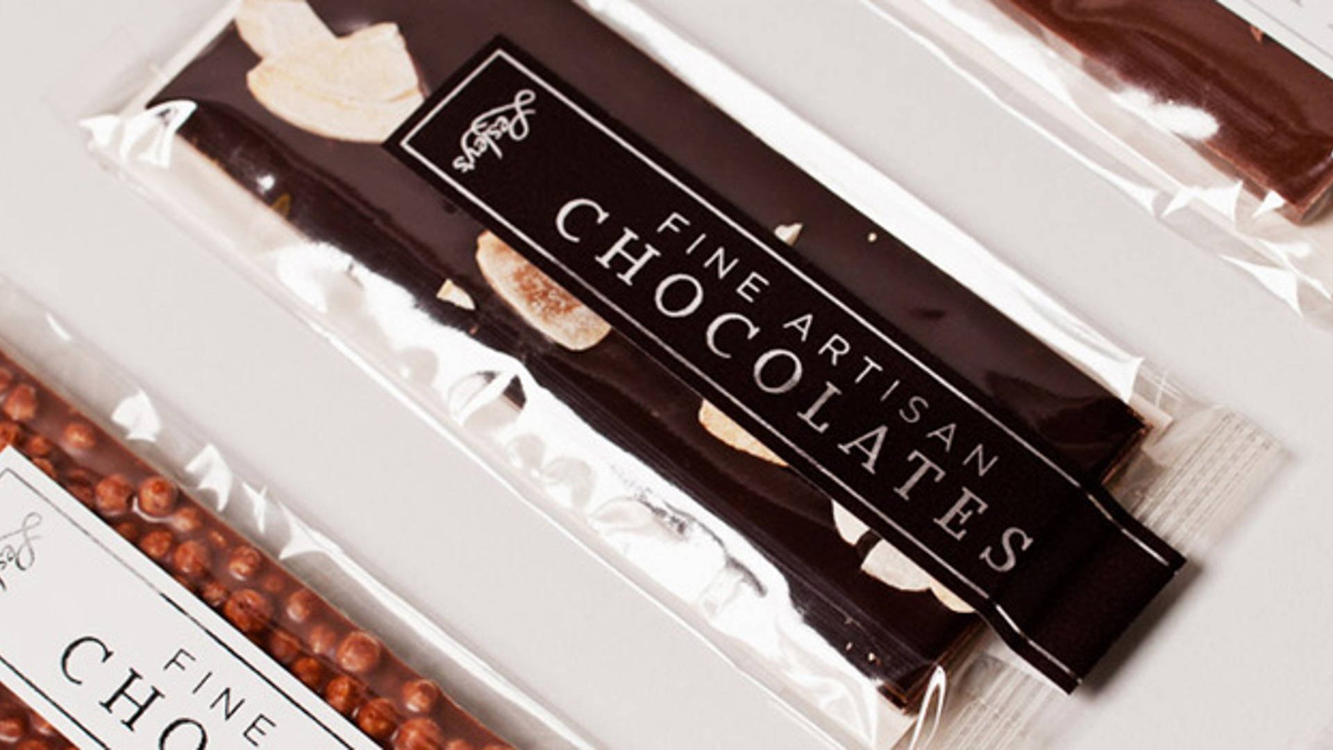 Под шоколад. Шоколадная плитка в прозрачной упаковке. Шоколад в упаковке. Упаковка для шоколадной плитки. Шоколад в прозрачной упаковке.