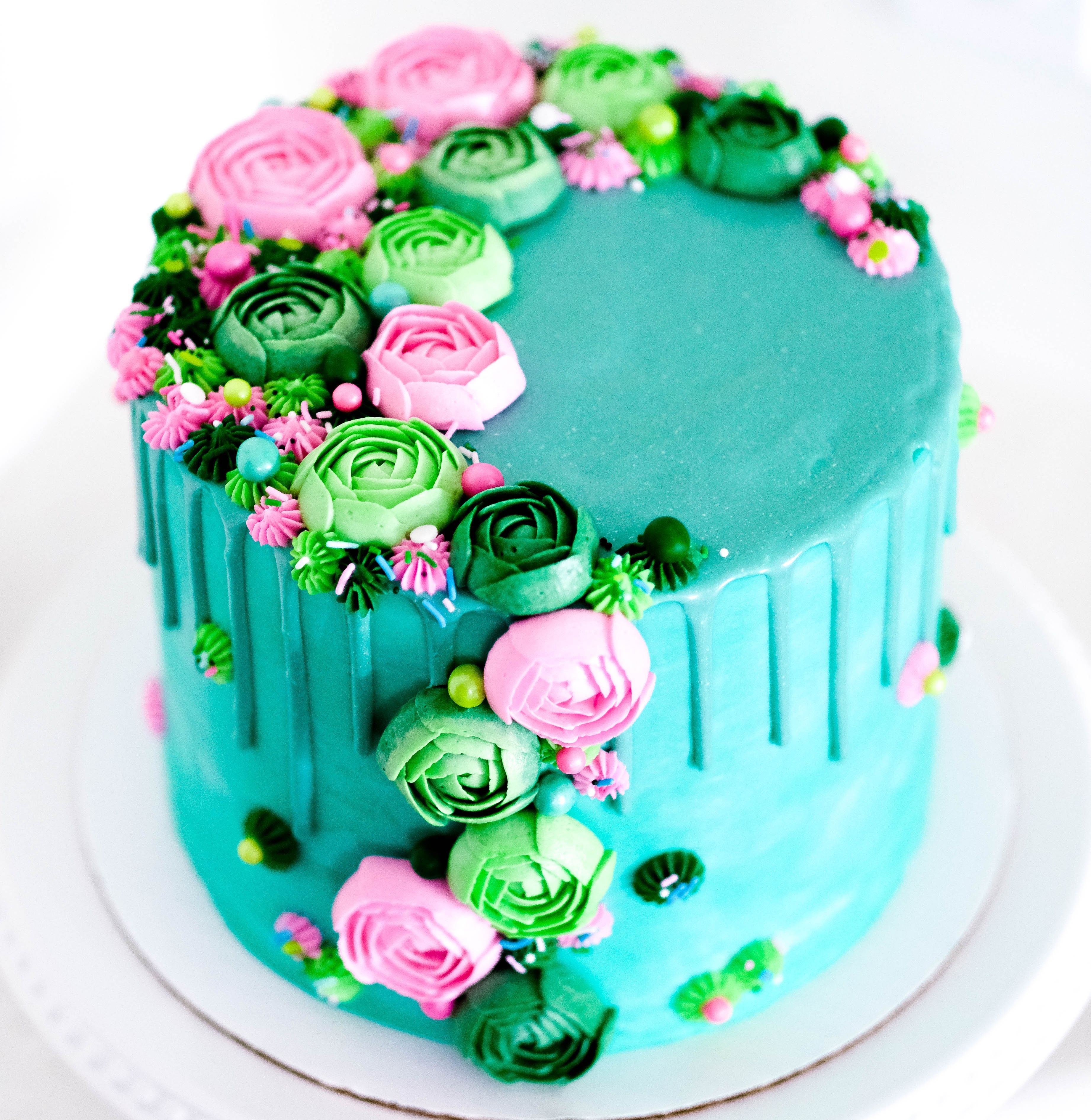 Торт для девочки крем чиз. Украшение торта для девочки. Торт с цветами. Торт с кремовыми цветами. Торт девочка.